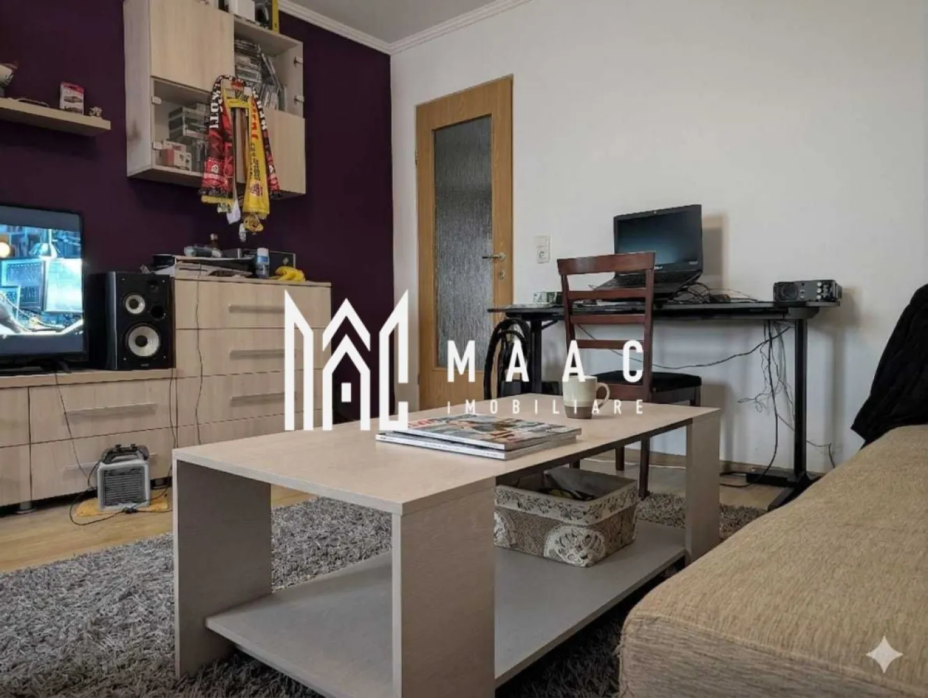 Garsoniera | 46 MPU | Decomandată | Investitie | Lazaret - MAAC Imobiliare propune spre vânzare o garsonieră decomandată, situată la etajul 4 al unui imobil din Sibiu, potrivită atât pentru locuire, cât și pentru investiție.

Locuința are o suprafață utilă de 46 mp și beneficiază de o compartimentare eficientă, care oferă confort și funcționalitate:

cameră spațioasă;
bucătărie separată;
baie cu cabină de duș;
spații bine organizate pentru depozitare.

Garsoniera dispune de mobilier realizat la comandă și se predă mobilată și utilată cu electrocasnicele necesare. Finisajele în nuanțe deschise și pardoseala din lemn contribuie la un ambient plăcut și luminos.

Proprietatea este amplasată într-o zonă cu acces rapid către zona centrală, magazine de cartier, stații de autobuz, restaurante și cafenele. În apropiere se află și spații verzi, ideale pentru relaxare și activități în aer liber.

Avantaje:

compartimentare decomandată;
suprafață generoasă pentru o garsonieră;
mobilier la comandă;
acces rapid către centru;
mijloace de transport în apropiere;
potrivită pentru investiție sau locuit.

Pentru mai multe detalii precizati telefonic ca ati vazut anuntul cu ID: CP3078166
