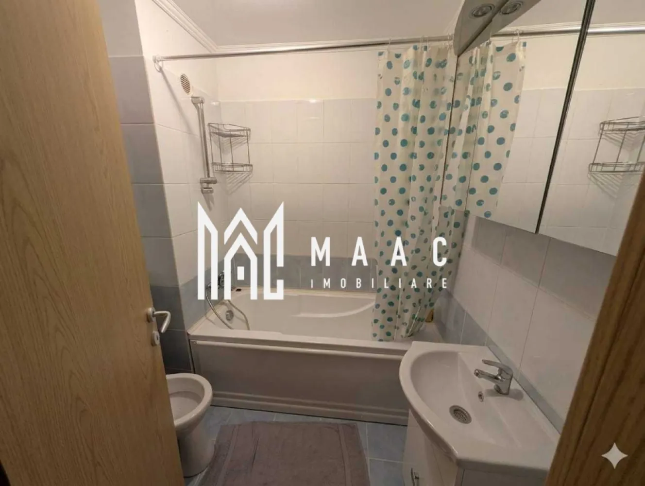 Garsoniera | 46 MPU | Decomandată | Investitie | Lazaret - MAAC Imobiliare propune spre vânzare o garsonieră decomandată, situată la etajul 4 al unui imobil din Sibiu, potrivită atât pentru locuire, cât și pentru investiție.

Locuința are o suprafață utilă de 46 mp și beneficiază de o compartimentare eficientă, care oferă confort și funcționalitate:

cameră spațioasă;
bucătărie separată;
baie cu cabină de duș;
spații bine organizate pentru depozitare.

Garsoniera dispune de mobilier realizat la comandă și se predă mobilată și utilată cu electrocasnicele necesare. Finisajele în nuanțe deschise și pardoseala din lemn contribuie la un ambient plăcut și luminos.

Proprietatea este amplasată într-o zonă cu acces rapid către zona centrală, magazine de cartier, stații de autobuz, restaurante și cafenele. În apropiere se află și spații verzi, ideale pentru relaxare și activități în aer liber.

Avantaje:

compartimentare decomandată;
suprafață generoasă pentru o garsonieră;
mobilier la comandă;
acces rapid către centru;
mijloace de transport în apropiere;
potrivită pentru investiție sau locuit.

Pentru mai multe detalii precizati telefonic ca ati vazut anuntul cu ID: CP3078166