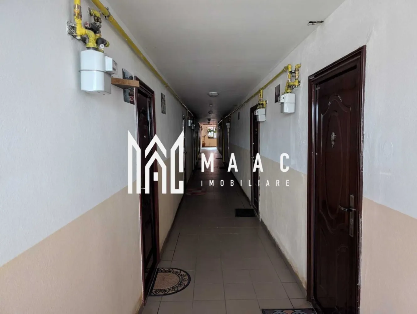 Garsoniera | 46 MPU | Decomandată | Investitie | Lazaret - MAAC Imobiliare propune spre vânzare o garsonieră decomandată, situată la etajul 4 al unui imobil din Sibiu, potrivită atât pentru locuire, cât și pentru investiție.

Locuința are o suprafață utilă de 46 mp și beneficiază de o compartimentare eficientă, care oferă confort și funcționalitate:

cameră spațioasă;
bucătărie separată;
baie cu cabină de duș;
spații bine organizate pentru depozitare.

Garsoniera dispune de mobilier realizat la comandă și se predă mobilată și utilată cu electrocasnicele necesare. Finisajele în nuanțe deschise și pardoseala din lemn contribuie la un ambient plăcut și luminos.

Proprietatea este amplasată într-o zonă cu acces rapid către zona centrală, magazine de cartier, stații de autobuz, restaurante și cafenele. În apropiere se află și spații verzi, ideale pentru relaxare și activități în aer liber.

Avantaje:

compartimentare decomandată;
suprafață generoasă pentru o garsonieră;
mobilier la comandă;
acces rapid către centru;
mijloace de transport în apropiere;
potrivită pentru investiție sau locuit.

Pentru mai multe detalii precizati telefonic ca ati vazut anuntul cu ID: CP3078166