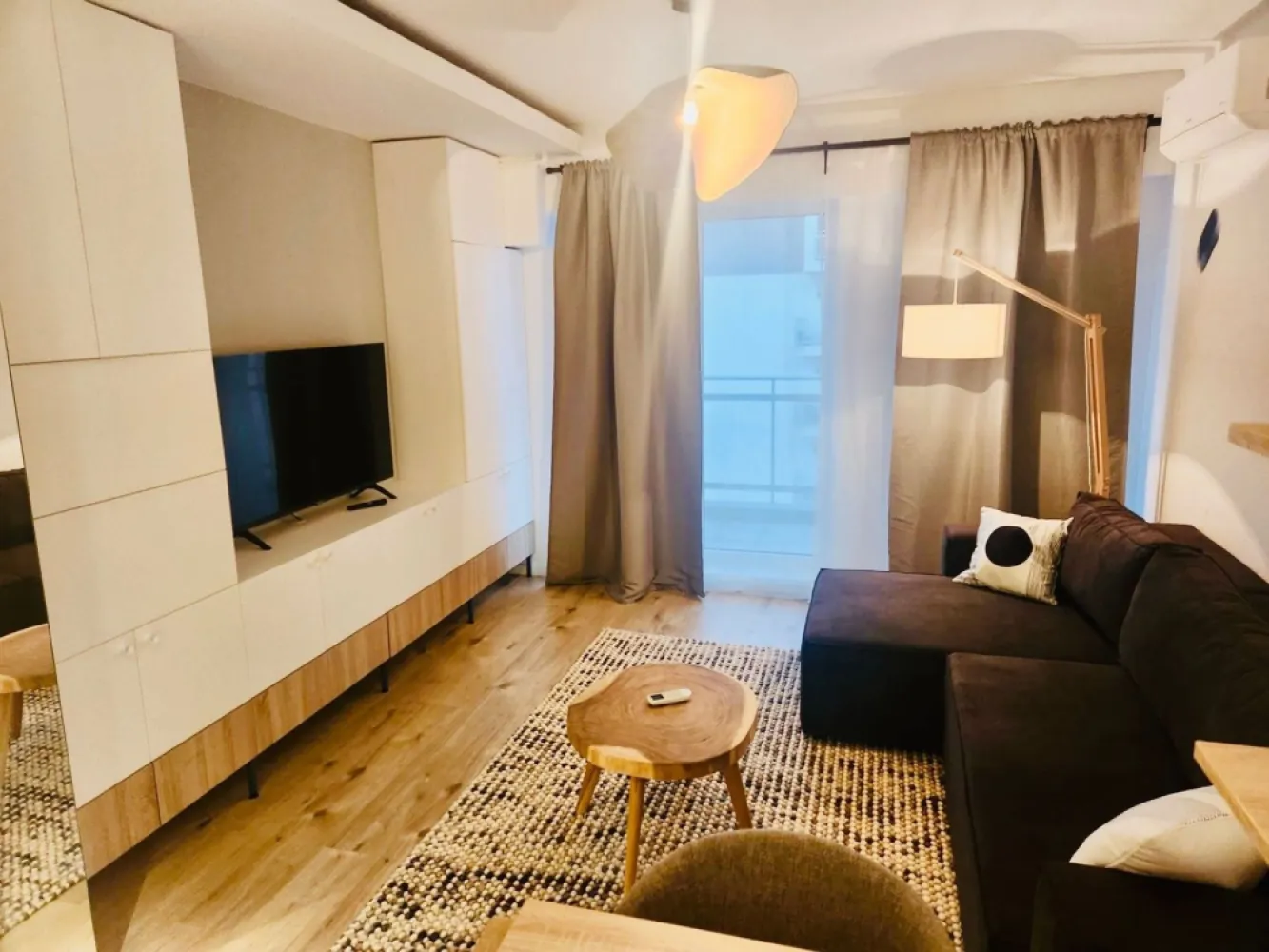 Apartament 2 camere Belvedere Residence-Aviatiei-Metrou Pipera Parcare - Direct proprietar, ofer spre inchiriere apartament cu 2 camere in zona Fabrica de glucoza/Aviatiei -complex Belvedere Residence.
Apartamentul se afla in blocul 5, la etajul 9 din 11, are o suprafata de 45 mp si beneficiaza si de parcare subterana generoasa la nivel -1, inclusa in pret.
Dotari: centrala termica proprie, incalzire in pardoseala, aer conditionat inverter in sufragerie si dormitor, electrocasnice (masina de spalat vase si masina de spalat rufe, cuptor electric, plita , hota, frigider), televizor led. Mobilier funcțional ce include multiple spații de depozitare și un birou retractabil în camera de zi. 
Totul este nou, apartamentul fiind la PRIMA INCHIRIERE

In proximitate gasiti:
statie metrou pipera la fix 400metri distanta (blocul 5 este cel mai aproape de metrou), Kaufland, Mega image, sali de fitness, cafenele, restaurante, mall Promenada, farmacii, etc. 
Pret chirie : 700 euro luna
Garantie : 700 euro