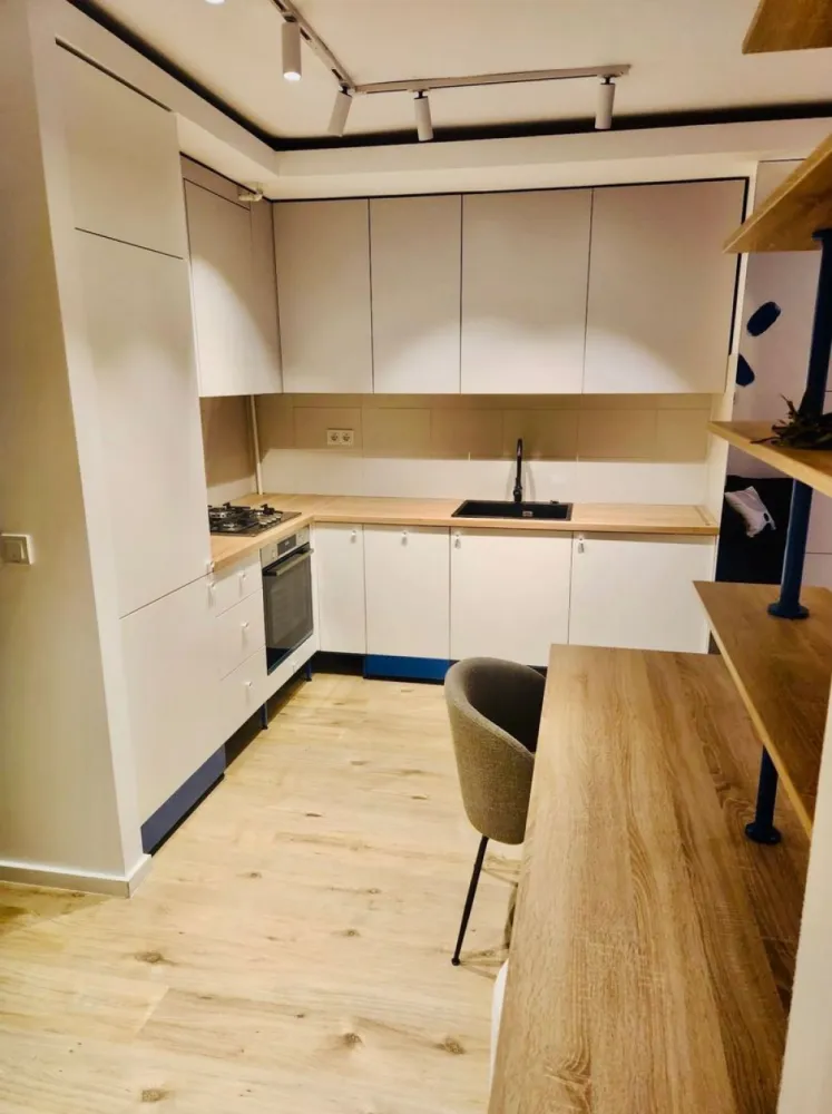 Apartament 2 camere Belvedere Residence-Aviatiei-Metrou Pipera Parcare - Direct proprietar, ofer spre inchiriere apartament cu 2 camere in zona Fabrica de glucoza/Aviatiei -complex Belvedere Residence.
Apartamentul se afla in blocul 5, la etajul 9 din 11, are o suprafata de 45 mp si beneficiaza si de parcare subterana generoasa la nivel -1, inclusa in pret.
Dotari: centrala termica proprie, incalzire in pardoseala, aer conditionat inverter in sufragerie si dormitor, electrocasnice (masina de spalat vase si masina de spalat rufe, cuptor electric, plita , hota, frigider), televizor led. Mobilier funcțional ce include multiple spații de depozitare și un birou retractabil în camera de zi. 
Totul este nou, apartamentul fiind la PRIMA INCHIRIERE

In proximitate gasiti:
statie metrou pipera la fix 400metri distanta (blocul 5 este cel mai aproape de metrou), Kaufland, Mega image, sali de fitness, cafenele, restaurante, mall Promenada, farmacii, etc. 
Pret chirie : 700 euro luna
Garantie : 700 euro