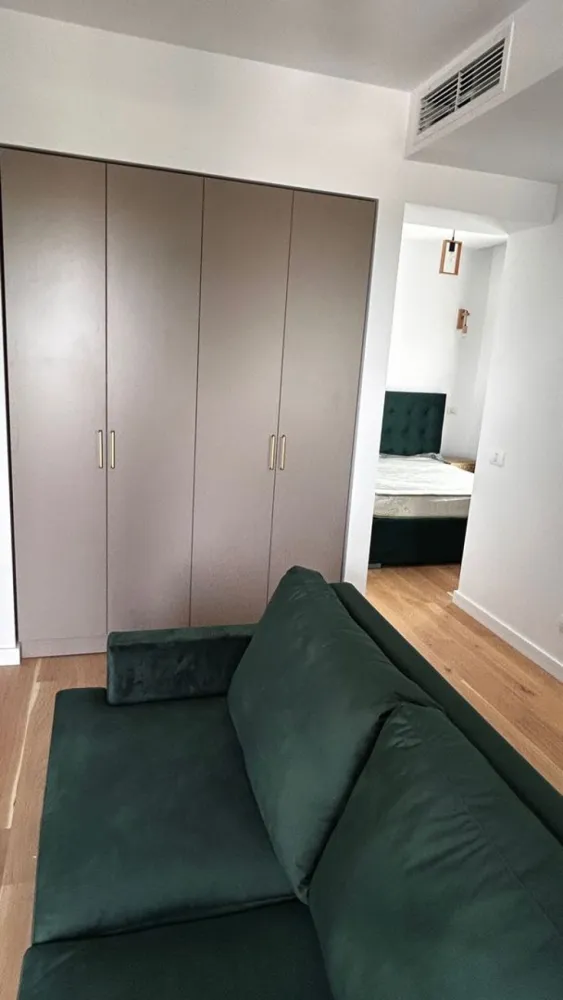 Studio dublu, Casa Presei, parcare subterană inclus, propietar - Propietar, studio / 2 camere, zona Casa Presei-Intrarea Straulesti, bloc din 2023.
 Se inchiriaza impreuna cu un loc de parcare subteran inclus in pret. 
 Studioul este situat pe Intrarea Straulesti intr-un complex rezidential nou si modern. Proprietatea dispune de incalzire in pardoseala, aer conditionat in fiecare camera. Suprafata: 38 mp interior + Balcon 10mp. 
Bucătărie complet echipata: -Plita si cuptor -Hota -Masina de spalat vase -Frigider incorporat 
Living spatios si modern amenajat: -Canapea -Comoda TV -Masa extensibila, 2 scaune -Smart TV -Aspirator -Spatii de depozitare 
Dormitor: -Pat 160+200 rabatabil -Dresing -Noptiere Baie: -Masina de spalat - paravan cada Hol: -Spatiu de depozitare 

 Parcare subterana
 1 garanție plus 1 chirie. 

 Localizare: Intrarea Straulesti. Imprejurimi: Parc Herăstrău, Bulevardul Poligrafiei,Casa Presei, Lidle, Kaufland