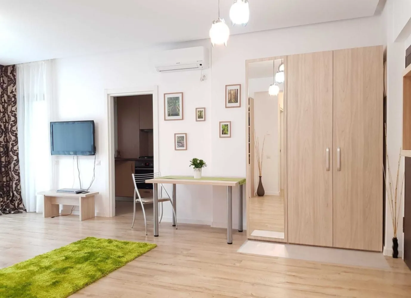 inchiriez 2 camere Pantelimon Delfinului, Mega Mall, Citta Residence - Direct proprietar, inchiriez apartament de 2 camere în suprafață de 62 mp, situat in Citta Residential Park Bucuresti, la pretul de 550 euro/luna.
Apartamentul este mobilat și utilat astfel încât să definească noțiunea de ACASĂ. Dispune de un living spațios, dormitor cu pat matrimonial și dressing încăpător, încalzire în pardosealală, centrala Viessman 24KW, AC, iar balconul este dispus spre interiorul ansamblului, cu vedere la spatiul verde amenajat. 
Salteaua patului este noua, neutilizata . Apartamentul mai dispune si de o masa pentru 6 persoane pentru living.
Apartamentul este situat la etajul 4/11, într-un imobil construit în anul 2017, având 8 apartamente pe palier, 2 lifturi Schindler (care deservesc inclusiv parcarea subterană) și buncăr.
Complexul Citta Residence dispune de un sistem de securitate cu supraveghere video și monitorizare 24/24h, precum și de personal de pază, care limiteaza accesul persoanelor neautorizate în incintă. În interiorul compexului sunt amenajate mai multe locuri de joacă pentru copii, iar copacii și plantele ornamentale conferă un ambient foarte plăcut. Citta Residential Park este foarte convenabil poziționat în raport cu transportul in comun (linii de autobuze, tramvaie, precum și stația de metrou Costin Georgian, dar si cu numeroase magazine alimentare, farmacii, Mega Mall, piața Delfinului, unitati de invatamant, parcurile Național, Florilor și Morarilor, numeroase centre sportive etc.
La semnarea contractului se percepe chiria pe o lună în avans și o garanție egală cu valoarea unei luni de chirie.
Exista posibilitatea inchirierii si a unui loc de parcare, in parcarea subterană a ansamblului. 
Apartamentul este disponibil imediat și poate fi vizionat. Pentru mai multe informații/vizionare, vă rog să mă contactaţi telefonic. Nu trimiteti mesaje pe OLX pentru ca nu le citesc.
