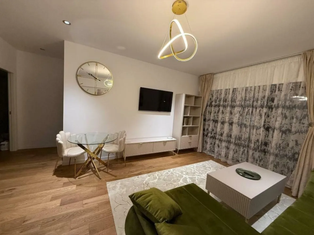 Închiriere apartament 2 camere Complex Rezidenţial One Cotroceni - proprietar - Închiriere apartament 2 camere Complex Rezidenţial One Cotroceni direct proprietar.
Apartamentul de 2 camere situat la etajul 2 din 12 este complet mobilat + utilat şi beneficiază de finisaje de o calitate superioară încadrându-se în clasa premium. 
Apartamentul este prevăzut cu încălzire în pardoseală cu posibilitatea setării temperaturii diferenţiate în funcţie de încăpere, utilat cu parchet multi stratificat iar faţada imobilului este ventilată. 
Apartamentul se închiriază cu loc de parcare subteran inclus în preţ.
Facilităţile complexului rezidenţial sunt:
- acces facil la staţia de metrou academia militară situată la 50 de m de complex, linii de tramvai, troleu, autobuze, complexul fiind bine conectat cu centrul oraşului;
- â sală de fitness prevăzută cu piscină semiolimpică;
- â numeroase terase şi restaurante în incinta complexului;
- â farmacie, supermarket, cafenele etc.
- â paza permanentă şi monitorizare video asigurată de firma specializată;
- â spaţii verzi, parc de joacă pentru copii;
- â hypermarket Lidl
Imobilul a fost finalizat în anul 2024.
Apartamentul se închiriază cu contract înregistrat la ANAF.
Nu sunt interesat de colaborarea cu agenţii imobiliare.
Nu se acceptă animale de companie.
La închiriere se percepe o chirie în avans.