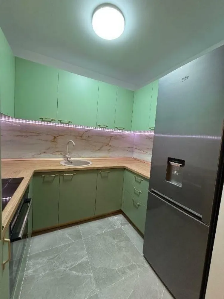 Închiriere apartament 2 camere Complex Rezidenţial One Cotroceni - proprietar - Închiriere apartament 2 camere Complex Rezidenţial One Cotroceni direct proprietar.
Apartamentul de 2 camere situat la etajul 2 din 12 este complet mobilat + utilat şi beneficiază de finisaje de o calitate superioară încadrându-se în clasa premium. 
Apartamentul este prevăzut cu încălzire în pardoseală cu posibilitatea setării temperaturii diferenţiate în funcţie de încăpere, utilat cu parchet multi stratificat iar faţada imobilului este ventilată. 
Apartamentul se închiriază cu loc de parcare subteran inclus în preţ.
Facilităţile complexului rezidenţial sunt:
- acces facil la staţia de metrou academia militară situată la 50 de m de complex, linii de tramvai, troleu, autobuze, complexul fiind bine conectat cu centrul oraşului;
- â sală de fitness prevăzută cu piscină semiolimpică;
- â numeroase terase şi restaurante în incinta complexului;
- â farmacie, supermarket, cafenele etc.
- â paza permanentă şi monitorizare video asigurată de firma specializată;
- â spaţii verzi, parc de joacă pentru copii;
- â hypermarket Lidl
Imobilul a fost finalizat în anul 2024.
Apartamentul se închiriază cu contract înregistrat la ANAF.
Nu sunt interesat de colaborarea cu agenţii imobiliare.
Nu se acceptă animale de companie.
La închiriere se percepe o chirie în avans.