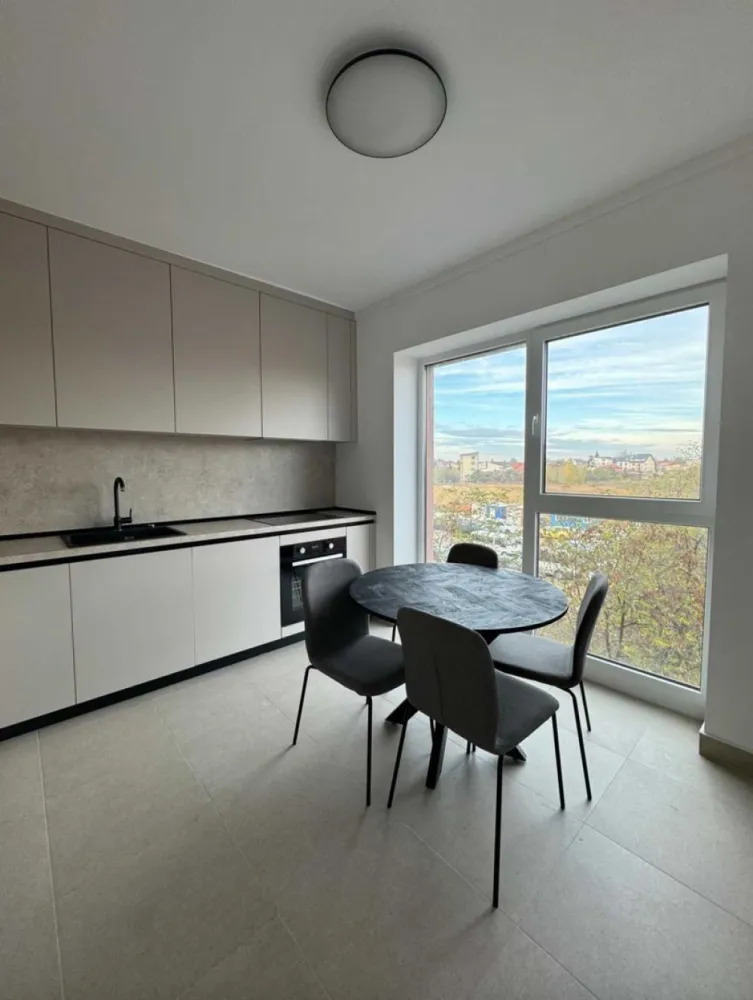 Apartament 2 camere plus parcare - Bucurestii Noi - Metrou Jiului - Apartament de inchiriat cu doua camere + loc de parcare (inclus in chirie) + acces terasa spatiu comun, situat in complexul Marmura Residence din Bulevardul Bucurestii Noi nr.25, chiar langa gura de metroul Jiului.
Din 01.12.2024 este disponibil pentru inchiriat un apartament de doua camere situat in blocul E, scara 1, etaj 2 si un loc de parcare subteran (inclus in pretul chiriei). Apartamentul are o suprafata utila de 56 mp si este compus din living, dormitor, bucatarie, baie, hol, balcon. Apartamentul este mobilat si utilat (mobila, aer conditionat, plita electrica, hota, cuptor electric, masina spalat vase, masina de spalat rufe). Noul chirias va avea acces si la o terasa situata in complexul rezidential, la ultimul etaj, folosit ca spatiu comun de catre locatari. In complexul rezidential se mai gasesc o sala de fitness, cateva cafenele si restaurante. In imediata vecinatate a complexului se gasesc supermarchetul Penny si Auchan.

Inchirierea se face cu respectarea Regulamentului de Ordine Interioara al Complexului.

Chirie lunara: 650 euro, cu plata in avans a chiriei + 800 euro garantie (returnabila la sfarsitul contractului).

Pentru detalii – tel. 07******81