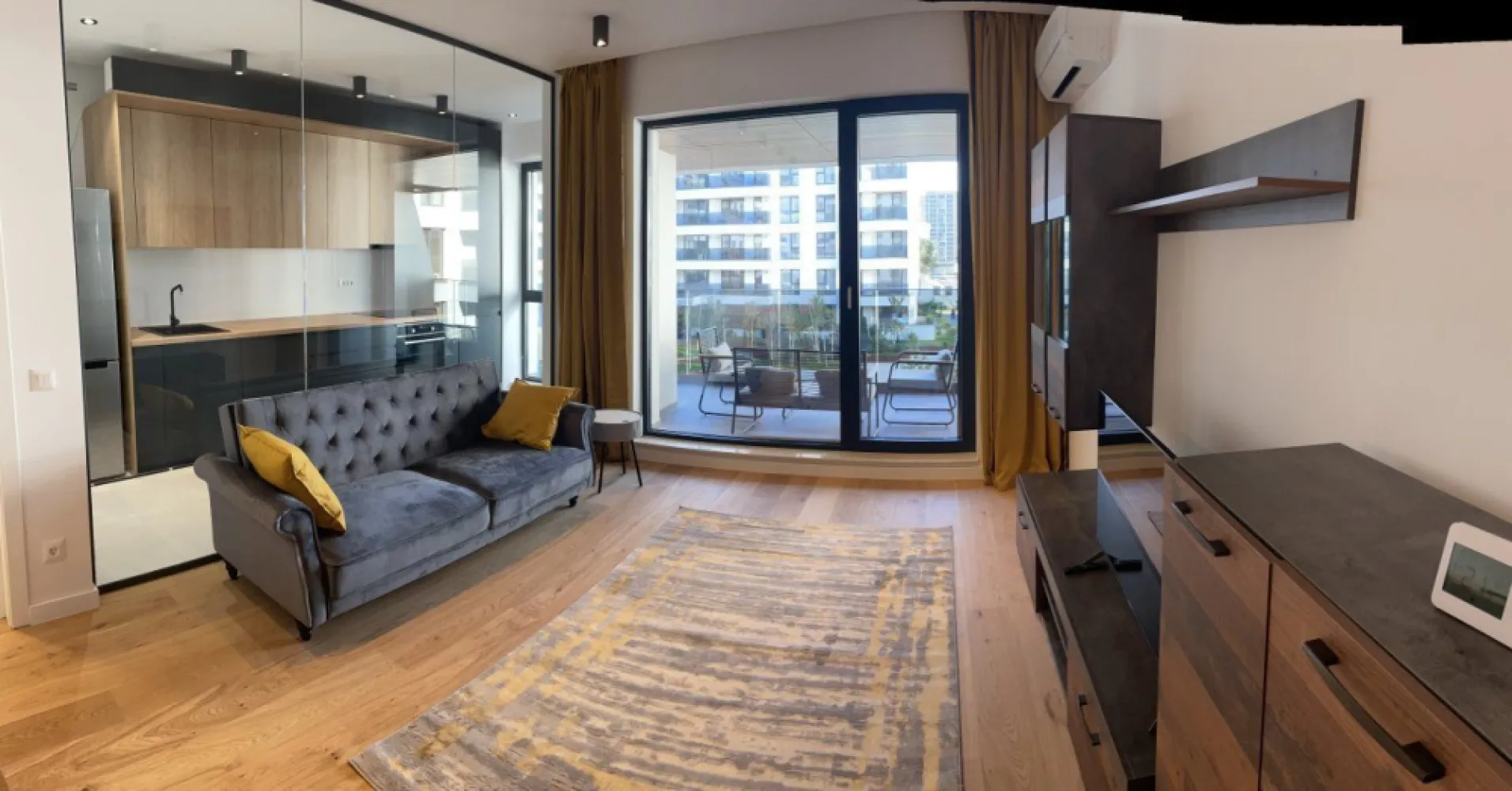 Apartament 2 Camere Nusco City - Proprietar - De inchiriat apartament cu 2 camere si loc de parcare suprateran in complexul Nusco City, ( Soseaua Pipera 48A) in imediata apropiere a Promenada Mall. Complexul beneficiaza de multiple facilitati, printre care peste 5000mp de spatii verzi in prima faza, urmand a fi inaugurat un parc de 30000 mp in faza urmatoare, paza, locuri de parcare pentru vizitatori, acces facil la mijloace de transport in comun (inclusiv statiile de metrou Aurel Vlaicu si Pipera), gradinite, scoli, locuri de joaca pentru copii, centre de business (Oregon Park), restaurante, cafenele, magazine, etc.

Apartamentul este NOU, complet mobilat si utilat, cu o superba vedere spre gradina interioara din fiecare camera si de pe terasa generoasa.

Este dotat cu toata aparatura moderna necesara unei mutari imediate: centrala proprie si incalzire in pardoseala, aer conditionat multi-split (living si in dormitor), Smart TV, combina frigorifica, masina de spalat vase, masina de spalat rufe, plita electrica, hota, cuptor.

Finisaje de cea mai buna calitate: tamplarie exterioara cu profile din aluminiu SCHUCO AvantTech, parchet triplu-stratificat Haro - Germania, placi ceramice gresie portelanata 60x60cm Pocelanosa Spania, gresie portelanata rectificata 60x120cm Cristacer, obiecte sanitare Ideal Standard, usa intrare apartament blindata cu structura metalica Italia, usi interioare cu balamale ascunse Pinum , centrala Viessmann, aparat de aer conditionat multisplit Mitsubishi.