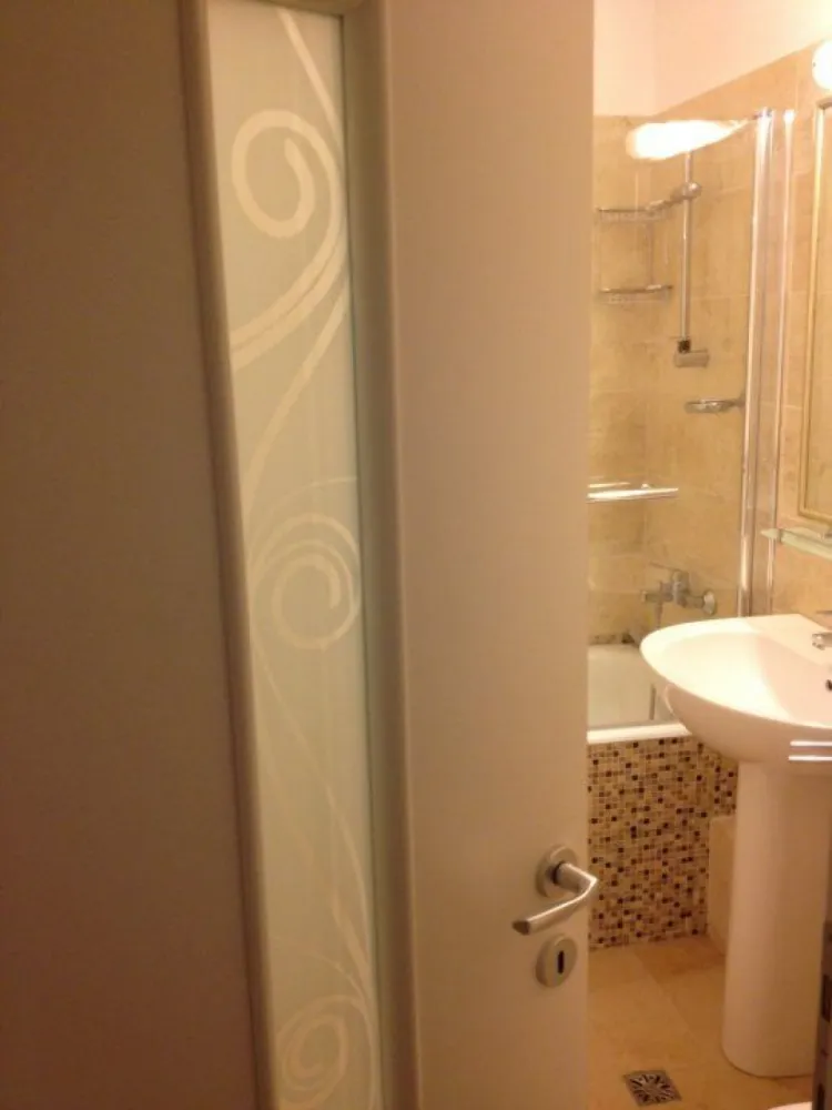 Particular inchiriez apartament Stefan cel Mare (spitalul de urgenta floreasca) - Inchiriez apartament Stefan cel Mare (vis a vis de spitalul de urgenta floreasca) 2 camere, semidecomandat, etaj 4/10, renovat, mobilat, bucatarie utilata, masina de spalat rufe, masina de spalat vase, aer conditionat, usi culisante sufragerie. Zona foarte linistita. Pret 550 eur negociabil. Disponibil de la 1 decembrie 2024