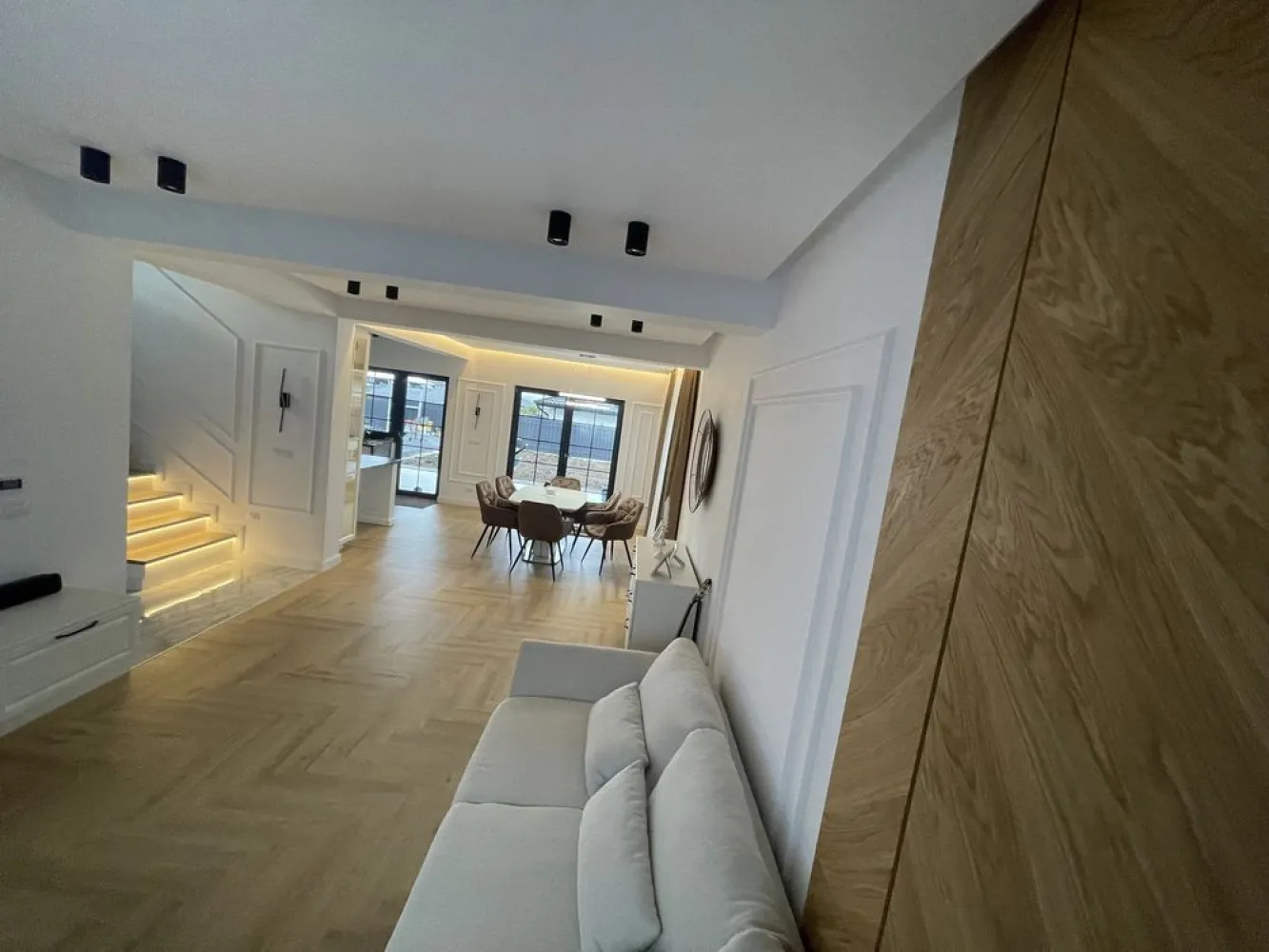 CASA MIROSLAVA -Asfalt , Notariat Miroslava. Beci - Casa de vânzare in Miroslava , cu acces din Strada asfaltată în apropierea Notariatului din Miroslava 
Suprafața utila -140 mp
Suprafața teren-400
Compartimentare :
Beci -24 mp structura integrală din beton armat
Parter -living , baie , Bucătărie ,2 terase
Etaj:3 dormitoare , baie , balcon
Dotări :
Finisaje de lux
Încălzire in pardoseala cu termostate wireless pentru fiecare camera 
Poarta automatizată 
Pavele 
Băile utilate complet
Trepte iluminate cu banda led
 Etc
Predare in Mai 2025
Preț 181000€ fără TVA