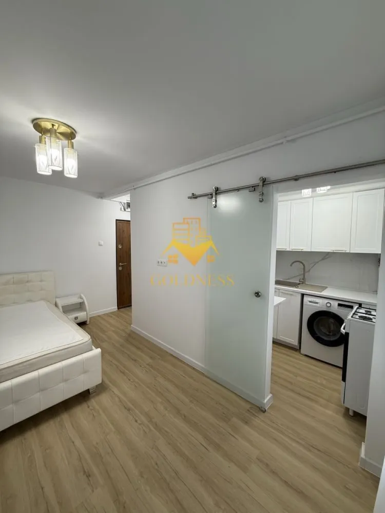 1 camera, Gheorgheni, Iulius Mall, Unirii, Voevod, Baza sportiva - GOLDNESS Imobiliare vă propune spre închiriere un apartament cu 1 camere complet mobilat și utilat, la etajul 2 într-un imobil de 4 etaje, în Cartierul Gheorgheni.
Posibilitate de loc de parcare în zona la liber.
Se află în apropierea stațiilor de transport în comun, magazine, restaurante, spații verzi, farmacii, etc. 

Apartamentul este compartimentat astfel:
 - camera cu pat matrimonial, dressing, noptiere, birou
 - bucătărie complet utilată și mobilată
 - baie cu cabina de dus, calorifer port prosop și dulap pentru depozitare..

Imobilul este dotat cu toate cele necesare- centrală proprie, frigider, aragaz, hotă, mașină de spălat haine, etc. 

Dacă sunteți interesați de acest apartament și doriți să îl vizionați, dar și pentru alte oferte nu ezitați să ne contactați telefonic sau prin e-mail. Vă stăm la dispoziție!
Pentru intermediere se percepe un comision de 50% din prețul chiriei!