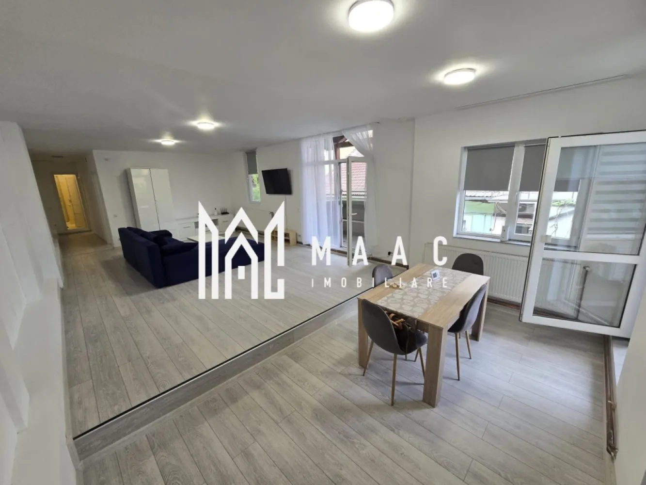 Apartament 3 camere | 96 mp Utili | Etaj 1 | Bulevardul Victoriei - Agentia imobiliara Maac va propune spre vanzare apartament spatios cu 3 camere decomandate situat la etajul 1 zona Victoriei .

Apartamentul se vinde mobilat si utilat exact cum se vede in poze .
 
Imobilul dispune de 3 balcoane si este situat intr-o curte linistita, intr-un imobil situat mai in spatele curtii, ceea ce iti ofera multa liniste 

Intrarea se face in holul de la parter unde gasiti prima baie ,iar accesul in apartament se face pe scarile interioare si vei ajunge intr- un living spatios si luminos cu 2 iesiri in 2 terase acoperite. Bucataria este separata inchisa in sticla si beneficiaza de o alta iesire in al 3-lea balcon. Apartamentul mai beneficiaza de 2 dormitoare decomandate si o alta baie .

Avantaje : 

- suprafata utila 96 mp + balcoane 
- zona centrala Bulevardul Victoriei,zona fostul Tribunal 
- curte linistita 
- total decomandat
- se preda exact ca in poze 
- complet renovat : mobilier nou , usi de la porta doors , izolat , geamurii termopan ,parchet nou schimbat, instalatiile utilitati refacute complet.

Pentru mai multe detalii specificati CP3079052 la telefon .