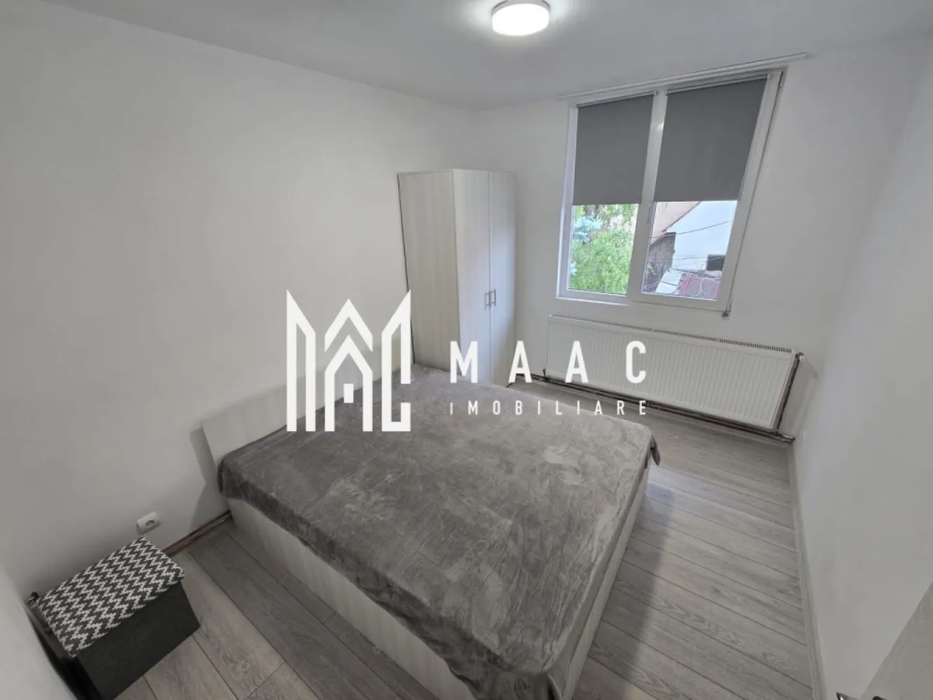 Apartament 3 camere | 96 mp Utili | Etaj 1 | Bulevardul Victoriei - Agentia imobiliara Maac va propune spre vanzare apartament spatios cu 3 camere decomandate situat la etajul 1 zona Victoriei .

Apartamentul se vinde mobilat si utilat exact cum se vede in poze .
 
Imobilul dispune de 3 balcoane si este situat intr-o curte linistita, intr-un imobil situat mai in spatele curtii, ceea ce iti ofera multa liniste 

Intrarea se face in holul de la parter unde gasiti prima baie ,iar accesul in apartament se face pe scarile interioare si vei ajunge intr- un living spatios si luminos cu 2 iesiri in 2 terase acoperite. Bucataria este separata inchisa in sticla si beneficiaza de o alta iesire in al 3-lea balcon. Apartamentul mai beneficiaza de 2 dormitoare decomandate si o alta baie .

Avantaje : 

- suprafata utila 96 mp + balcoane 
- zona centrala Bulevardul Victoriei,zona fostul Tribunal 
- curte linistita 
- total decomandat
- se preda exact ca in poze 
- complet renovat : mobilier nou , usi de la porta doors , izolat , geamurii termopan ,parchet nou schimbat, instalatiile utilitati refacute complet.

Pentru mai multe detalii specificati CP3079052 la telefon .