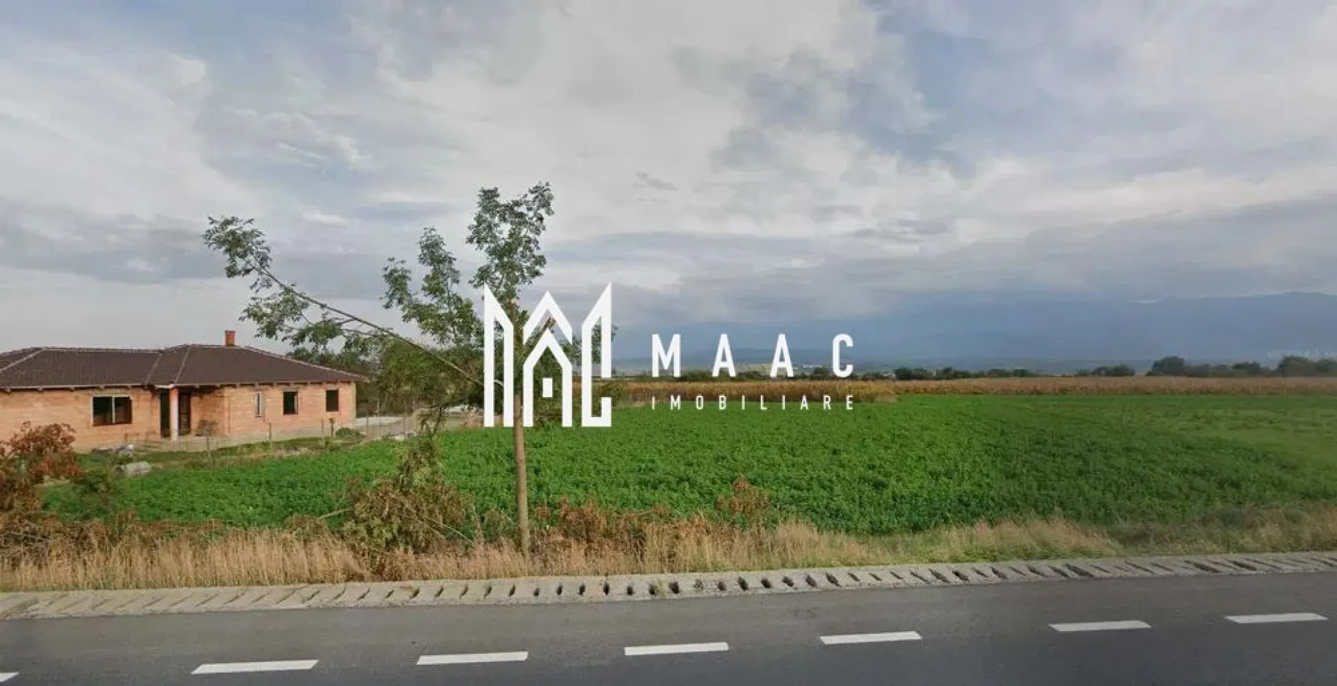 Teren intravilan I 2300 MP I DN 1 - Bradu - MAAC Imobiliare vă aduce în atenție o ofertă exclusivă: 2300 mp de teren intravilan, cu deschidere la DN 1. Această proprietate reprezintă o investiție strategică pentru cei în căutare de spațiu pentru construcții și investiții. Caracteristici Cheie: Teren Intravilan cu potențial constructibil: Cu destinația înscrisă în Cartea Funciară pentru construcții de locuințe, acest teren oferă o platformă ideală pentru dezvoltarea de proiecte rezidențiale. Utilități Disponibile: gaz, curent și apă. Front Stradal Generos: Cu o deschidere la DN 1 de aprox. 45 m, terenul oferă acces facil și vizibilitate optimă pentru potențialii investitori sau dezvoltatori. Localizare Strategică: Amplasat în localitatea Bradu, cu acces rapid către infrastructura urbană. Perspectivă de Viitor: Cu posibilitatea de a dezvolta proiecte rezidențiale adaptate cerințelor pieței locale, acest teren intravilan reprezintă o investiție cu potențial de creștere și rentabilitate pe termen lung. Pentru mai multe detalii și pentru a discuta posibilitățile de investiție, nu ezitați să ne contactați. Echipa noastră de experți este aici pentru a vă ghida în realizarea unei achiziții inteligente și profitabile. Pentru mai multe detalii precizati telefonic ca ati vazut anuntul cu ID: CP2035142 }}