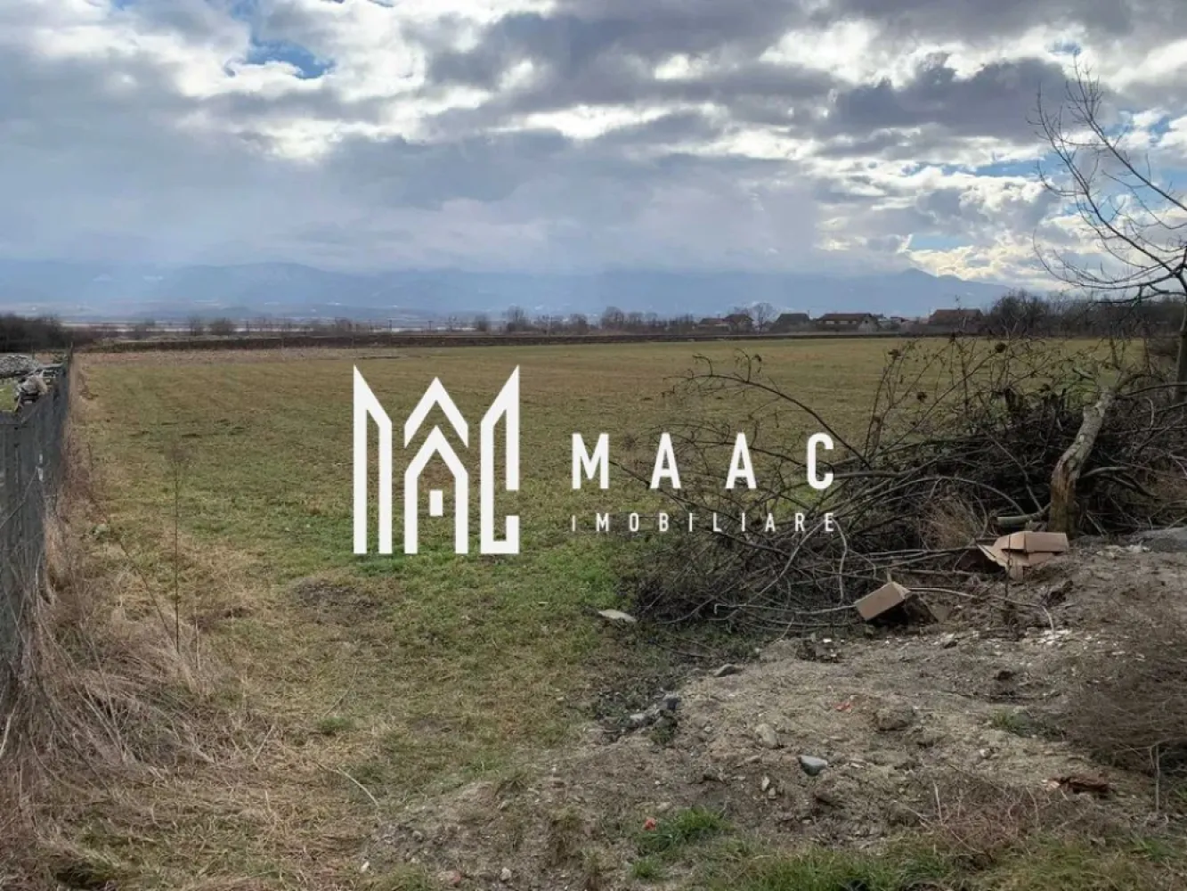 Teren intravilan I 2300 MP I DN 1 - Bradu - MAAC Imobiliare vă aduce în atenție o ofertă exclusivă: 2300 mp de teren intravilan, cu deschidere la DN 1. Această proprietate reprezintă o investiție strategică pentru cei în căutare de spațiu pentru construcții și investiții. Caracteristici Cheie: Teren Intravilan cu potențial constructibil: Cu destinația înscrisă în Cartea Funciară pentru construcții de locuințe, acest teren oferă o platformă ideală pentru dezvoltarea de proiecte rezidențiale. Utilități Disponibile: gaz, curent și apă. Front Stradal Generos: Cu o deschidere la DN 1 de aprox. 45 m, terenul oferă acces facil și vizibilitate optimă pentru potențialii investitori sau dezvoltatori. Localizare Strategică: Amplasat în localitatea Bradu, cu acces rapid către infrastructura urbană. Perspectivă de Viitor: Cu posibilitatea de a dezvolta proiecte rezidențiale adaptate cerințelor pieței locale, acest teren intravilan reprezintă o investiție cu potențial de creștere și rentabilitate pe termen lung. Pentru mai multe detalii și pentru a discuta posibilitățile de investiție, nu ezitați să ne contactați. Echipa noastră de experți este aici pentru a vă ghida în realizarea unei achiziții inteligente și profitabile. Pentru mai multe detalii precizati telefonic ca ati vazut anuntul cu ID: CP2035142 }}