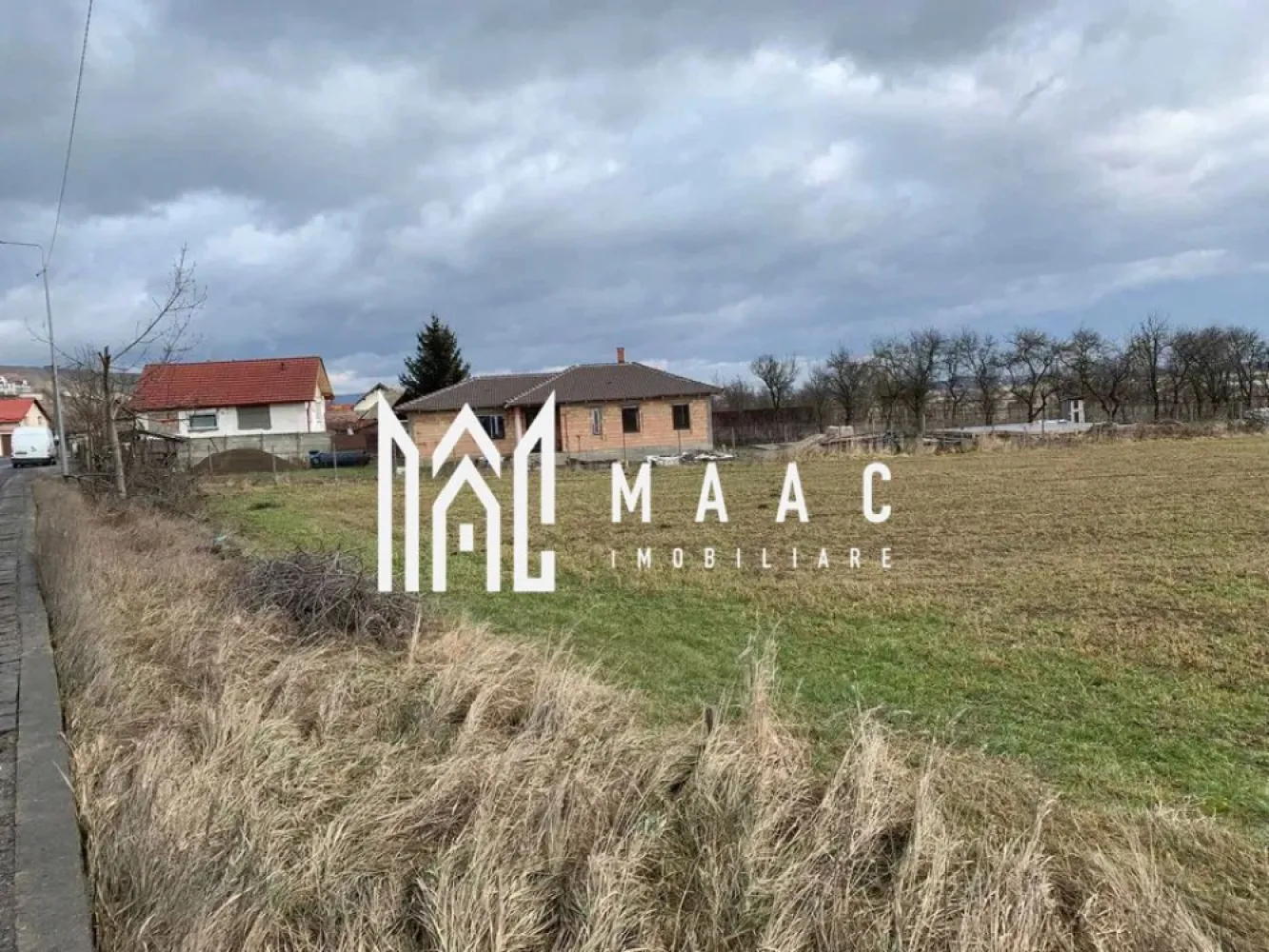 Teren intravilan I 2300 MP I DN 1 - Bradu - MAAC Imobiliare vă aduce în atenție o ofertă exclusivă: 2300 mp de teren intravilan, cu deschidere la DN 1. Această proprietate reprezintă o investiție strategică pentru cei în căutare de spațiu pentru construcții și investiții. Caracteristici Cheie: Teren Intravilan cu potențial constructibil: Cu destinația înscrisă în Cartea Funciară pentru construcții de locuințe, acest teren oferă o platformă ideală pentru dezvoltarea de proiecte rezidențiale. Utilități Disponibile: gaz, curent și apă. Front Stradal Generos: Cu o deschidere la DN 1 de aprox. 45 m, terenul oferă acces facil și vizibilitate optimă pentru potențialii investitori sau dezvoltatori. Localizare Strategică: Amplasat în localitatea Bradu, cu acces rapid către infrastructura urbană. Perspectivă de Viitor: Cu posibilitatea de a dezvolta proiecte rezidențiale adaptate cerințelor pieței locale, acest teren intravilan reprezintă o investiție cu potențial de creștere și rentabilitate pe termen lung. Pentru mai multe detalii și pentru a discuta posibilitățile de investiție, nu ezitați să ne contactați. Echipa noastră de experți este aici pentru a vă ghida în realizarea unei achiziții inteligente și profitabile. Pentru mai multe detalii precizati telefonic ca ati vazut anuntul cu ID: CP2035142 }}