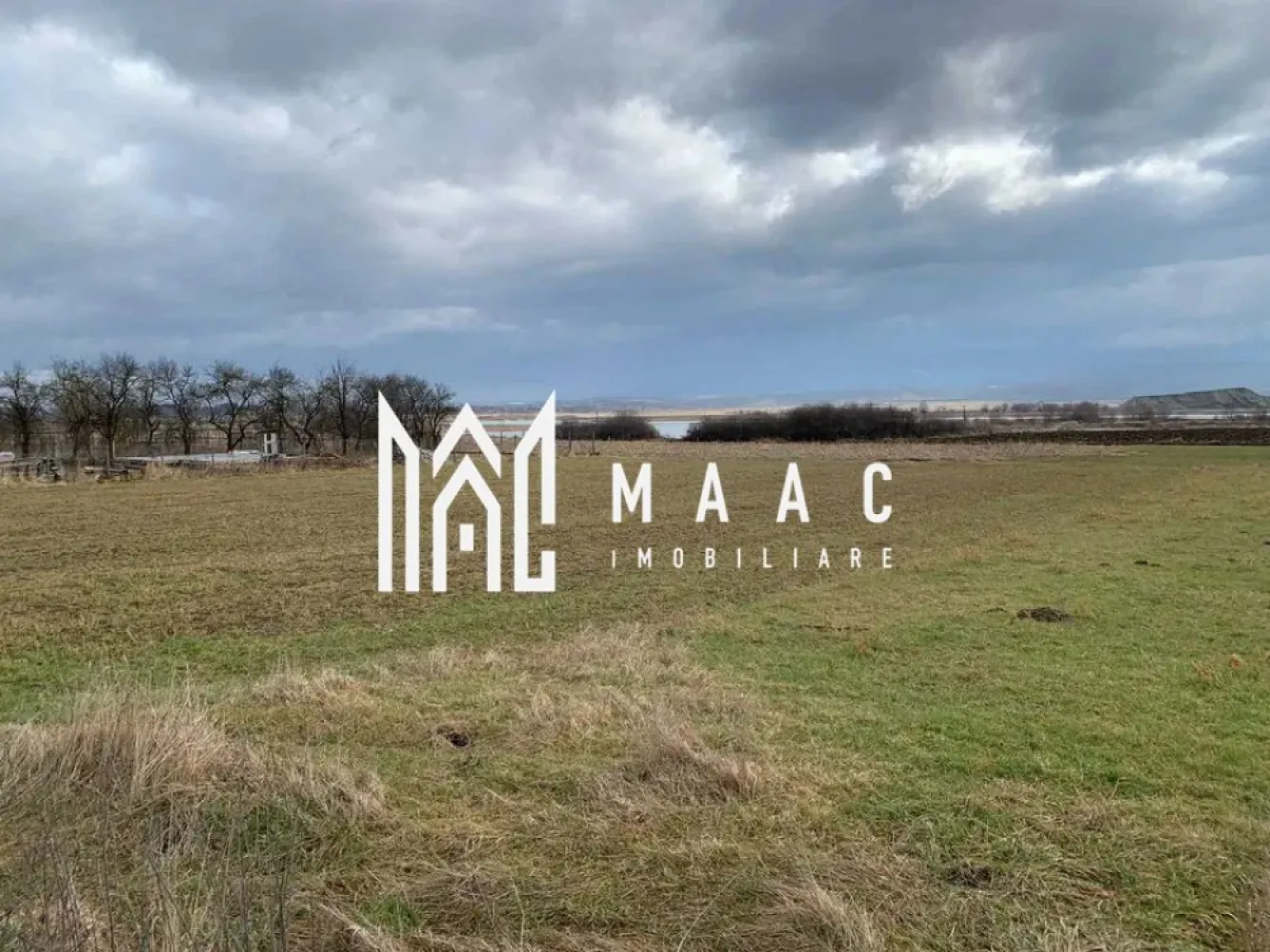 Teren intravilan I 2300 MP I DN 1 - Bradu - MAAC Imobiliare vă aduce în atenție o ofertă exclusivă: 2300 mp de teren intravilan, cu deschidere la DN 1. Această proprietate reprezintă o investiție strategică pentru cei în căutare de spațiu pentru construcții și investiții. Caracteristici Cheie: Teren Intravilan cu potențial constructibil: Cu destinația înscrisă în Cartea Funciară pentru construcții de locuințe, acest teren oferă o platformă ideală pentru dezvoltarea de proiecte rezidențiale. Utilități Disponibile: gaz, curent și apă. Front Stradal Generos: Cu o deschidere la DN 1 de aprox. 45 m, terenul oferă acces facil și vizibilitate optimă pentru potențialii investitori sau dezvoltatori. Localizare Strategică: Amplasat în localitatea Bradu, cu acces rapid către infrastructura urbană. Perspectivă de Viitor: Cu posibilitatea de a dezvolta proiecte rezidențiale adaptate cerințelor pieței locale, acest teren intravilan reprezintă o investiție cu potențial de creștere și rentabilitate pe termen lung. Pentru mai multe detalii și pentru a discuta posibilitățile de investiție, nu ezitați să ne contactați. Echipa noastră de experți este aici pentru a vă ghida în realizarea unei achiziții inteligente și profitabile. Pentru mai multe detalii precizati telefonic ca ati vazut anuntul cu ID: CP2035142 }}