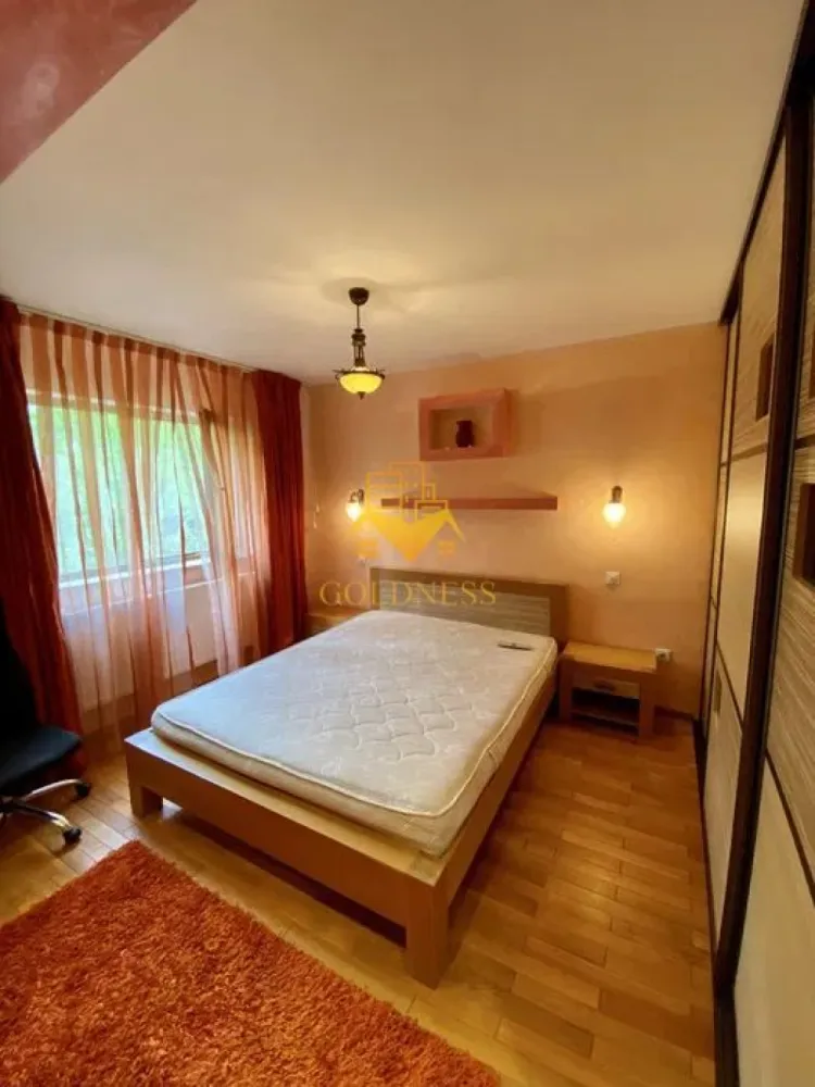 2 camere, Garaj, Modern, Profi Go, Mega Image, Mehedinti, Manastur - GOLDNESS Imobiliare vă propune spre închiriere un apartament cu 2 camere complet mobilat și utilat, la etajul 1 într-un imobil de 4 etaje, în Cartierul Manastur.
Dispune de loc de parcare!
Se află în apropierea stațiilor de transport în comun, magazine, restaurante, spații verzi, farmacii, etc. 

Apartamentul este compartimentat astfel:
 - dormitor cu pat matrimonial, dressing, noptiere
 - bucatarie complet utilată și mobilată, loc de servit masa 
 - living cu canapea extensibila, comoda tv 
 - baie cu cada, calorifer port prosop și dulap pentru depozitare.
 - balcon de 6 mp.

Imobilul este dotat cu toate cele necesare- centrală proprie, frigider, aragaz, hotă, mașină de spălat haine, etc. 
Dacă sunteți interesați de acest apartament și doriți să îl vizionați, dar și pentru alte oferte nu ezitați să ne contactați telefonic sau prin e-mail. Vă stăm la dispoziție!
Pentru intermediere se percepe un comision de 50% din prețul chiriei!