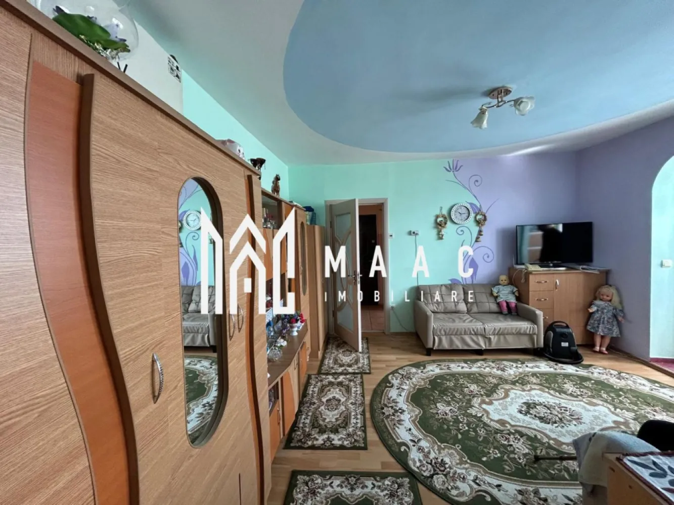 Apartament 2 camere I Recent renovat I Investitie I Cedonia - Va propunem spre vanzare un apartament de 2 camere situat la etajul 4/4 al unui imobil din zona Cedonia. Proprietatea cuptinde: hol intrare, living cu acces balcon, dormitor, bucatarie deschisa, baie. Apartamentul a fost recent renovat, instalati electrice si sanitare schimbate, centrala recent schimbata. Disponibil imediat. Zona linistita cu acces rapid la mijloace de transport in comun, centre comerciale, de invatamant. Pentru mai multe detalii precizati telefonic ca ati vazut anuntul cu ID: CP2029706 }}