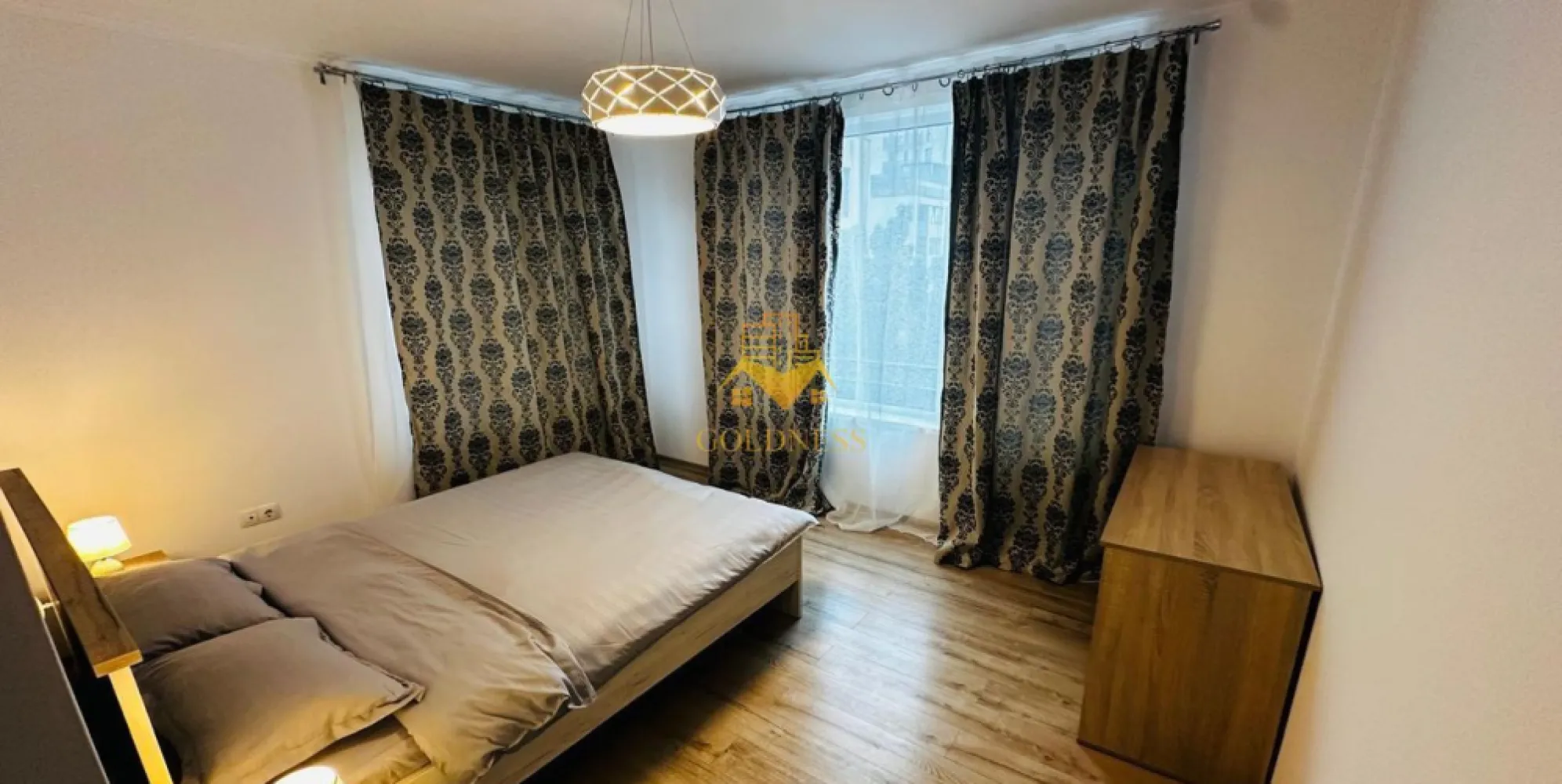 2 camere, Augustin Presecanu, Parcare, Revo, Sigma, Calea Turzii - GOLDNESS Imobiliare vă propune spre închiriere un apartament cu 2 camere complet mobilat și utilat, la etajul 2 într-un imobil de 4 etaje, în Cartierul Andrei Museranu.
Dispune de loc de parcare subteran.
Se află în apropierea stațiilor de transport în comun, magazine, restaurante, spații verzi, farmacii, etc. 

Apartamentul este compartimentat astfel:
 - dormitor cu pat matrimonial, dressing, noptiere
 - living cu canapea extensibilă 
 - bucătărie complet utilată și mobilată, loc de servit masa 
 - baie cu cabina de dus, calorifer port prosop și dulap pentru depozitare.
 - terasa de 7 mp.

Imobilul este dotat cu toate cele necesare- centrală proprie cu încălzire în pardoseala, frigider, aragaz, hotă, mașină de spălat haine și vase, etc. 

Dacă sunteți interesați de acest apartament și doriți să îl vizionați, dar și pentru alte oferte nu ezitați să ne contactați telefonic sau prin e-mail. Vă stăm la dispoziție!
Pentru intermediere se percepe un comision de 50% din prețul chiriei!