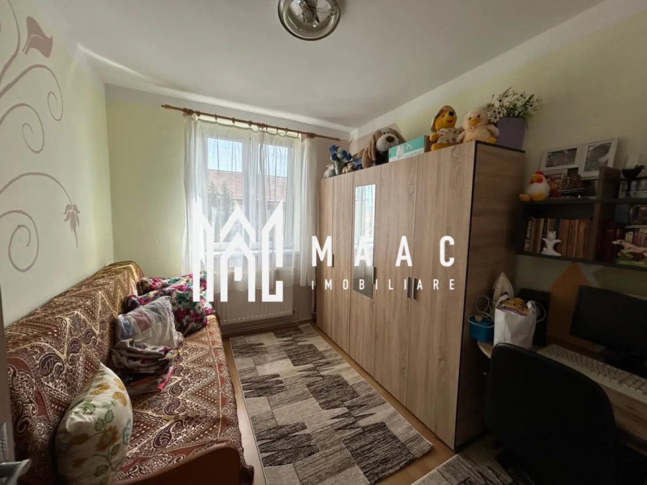 Apartament 2 camere I Recent renovat I Investitie I Cedonia - Va propunem spre vanzare un apartament de 2 camere situat la etajul 4/4 al unui imobil din zona Cedonia. Proprietatea cuptinde: hol intrare, living cu acces balcon, dormitor, bucatarie deschisa, baie. Apartamentul a fost recent renovat, instalati electrice si sanitare schimbate, centrala recent schimbata. Disponibil imediat. Zona linistita cu acces rapid la mijloace de transport in comun, centre comerciale, de invatamant. Pentru mai multe detalii precizati telefonic ca ati vazut anuntul cu ID: CP2029706 }}