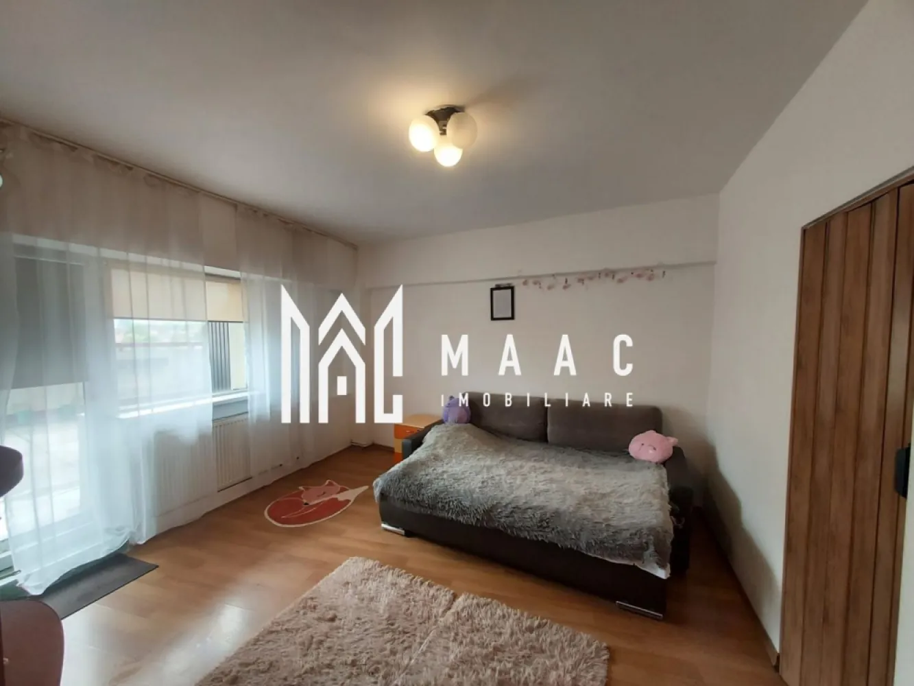 Garsoniera 37MPU | Etaj 2 | Terasa 29MP | Soseaua Alba Iulia - MAAC Imobiliare vă propune spre vânzare o garsonieră decomandată, situată la etajul 2 al unui imobil modern cu lift, în zona centrală Turnișor – Alba Iulia, o locație apreciată pentru accesibilitate și facilități.

Proprietatea are o suprafață utilă de 37 mp și beneficiază de o terasă generoasă de 29 mp, un avantaj rar care oferă un spațiu ideal pentru relaxare. Garsoniera este orientată favorabil, având expunere permanentă la soare, ceea ce asigură lumină naturală pe tot parcursul zilei.

Compartimentarea este decomandată și practică, locuința fiind potrivită atât pentru locuire personală, cât și pentru investiție în închiriere.

Caracteristici principale

Suprafață utilă: 37 mp

Terasă: 29 mp

Etaj: 2

Bloc dotat cu lift

Compartimentare decomandată

Baie cu geam pentru aerisire naturală

Apartament luminos, bine poziționat

Avantaje

Zonă centrală Turnișor – Alba Iulia

Terasă mare, ideală pentru amenajare zonă de relaxare

Expunere foarte bună la soare

În imediata apropiere: market, bancă, farmacie și magazine

Potrivită pentru locuit sau investiție

Pentru mai multe detalii și programarea unei vizionări, vă rugăm să ne contactați menționând ID: CP2950068