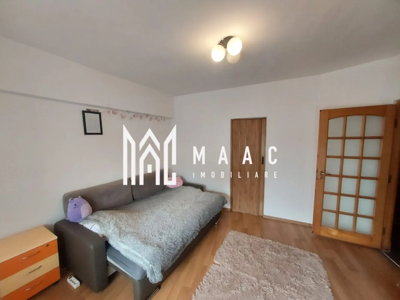 Garsoniera 37MPU | Etaj 2 | Terasa 29MP | Soseaua Alba Iulia - MAAC Imobiliare vă propune spre vânzare o garsonieră decomandată, situată la etajul 2 al unui imobil modern cu lift, în zona centrală Turnișor – Alba Iulia, o locație apreciată pentru accesibilitate și facilități.

Proprietatea are o suprafață utilă de 37 mp și beneficiază de o terasă generoasă de 29 mp, un avantaj rar care oferă un spațiu ideal pentru relaxare. Garsoniera este orientată favorabil, având expunere permanentă la soare, ceea ce asigură lumină naturală pe tot parcursul zilei.

Compartimentarea este decomandată și practică, locuința fiind potrivită atât pentru locuire personală, cât și pentru investiție în închiriere.

Caracteristici principale

Suprafață utilă: 37 mp

Terasă: 29 mp

Etaj: 2

Bloc dotat cu lift

Compartimentare decomandată

Baie cu geam pentru aerisire naturală

Apartament luminos, bine poziționat

Avantaje

Zonă centrală Turnișor – Alba Iulia

Terasă mare, ideală pentru amenajare zonă de relaxare

Expunere foarte bună la soare

În imediata apropiere: market, bancă, farmacie și magazine

Potrivită pentru locuit sau investiție

Pentru mai multe detalii și programarea unei vizionări, vă rugăm să ne contactați menționând ID: CP2950068