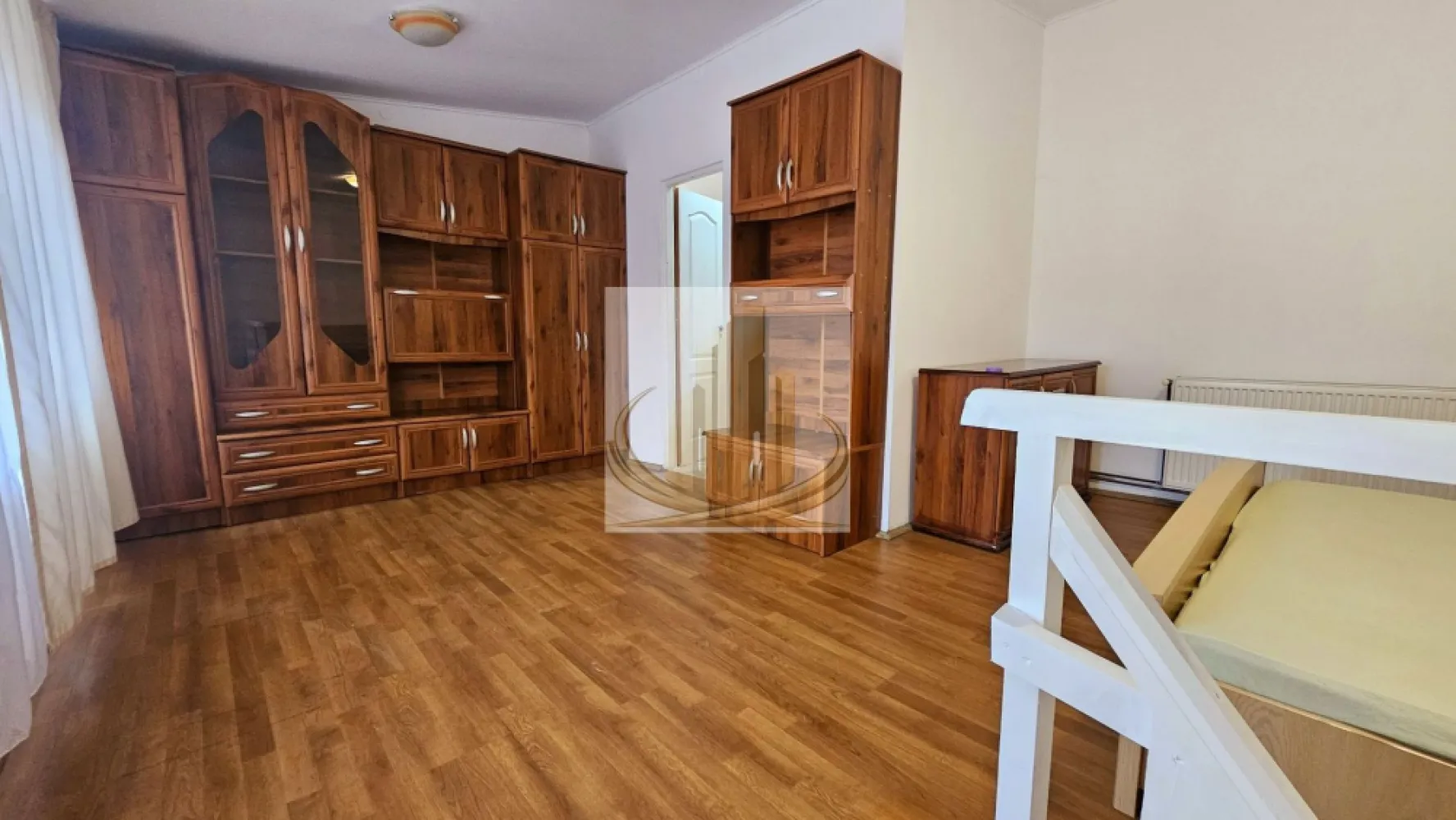 Apartament cu 2 camere de vânzare la casa in curte comuna - Grand Mobilis Imobiliare va propune un apartament cu 2 camere, la casă în curte comună, situat în zona Pompieri – Bd. 16 Decembrie. Apartamentul este recent renovat și beneficiază de instalații electrice, termice și sanitare complet noi, acoperiș nou și izolație exterioară. Dispune de baie cu vană și toaletă de serviciu separată. 
Se vinde complet mobilat si utilat
Ideal pentru locuit sau investiție. Pentru detalii suplimentare, contact în privat

ID intern CP3079426