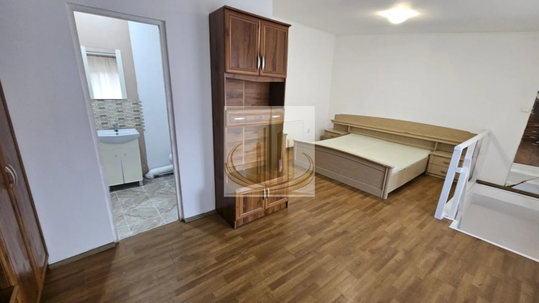 Apartament cu 2 camere de vânzare la casa in curte comuna - Grand Mobilis Imobiliare va propune un apartament cu 2 camere, la casă în curte comună, situat în zona Pompieri – Bd. 16 Decembrie. Apartamentul este recent renovat și beneficiază de instalații electrice, termice și sanitare complet noi, acoperiș nou și izolație exterioară. Dispune de baie cu vană și toaletă de serviciu separată. 
Se vinde complet mobilat si utilat
Ideal pentru locuit sau investiție. Pentru detalii suplimentare, contact în privat

ID intern CP3079426