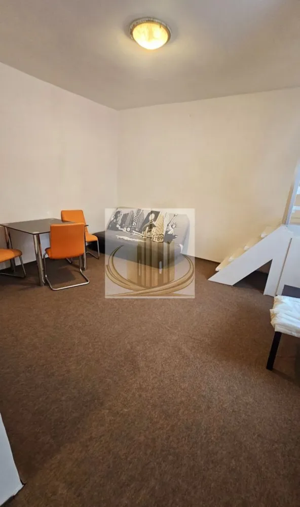 Apartament cu 2 camere de vânzare la casa in curte comuna - Grand Mobilis Imobiliare va propune un apartament cu 2 camere, la casă în curte comună, situat în zona Pompieri – Bd. 16 Decembrie. Apartamentul este recent renovat și beneficiază de instalații electrice, termice și sanitare complet noi, acoperiș nou și izolație exterioară. Dispune de baie cu vană și toaletă de serviciu separată. 
Se vinde complet mobilat si utilat
Ideal pentru locuit sau investiție. Pentru detalii suplimentare, contact în privat

ID intern CP3079426