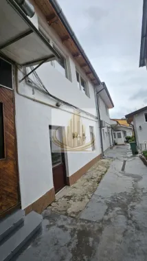 Apartament cu 2 camere de vânzare la casa in curte comuna