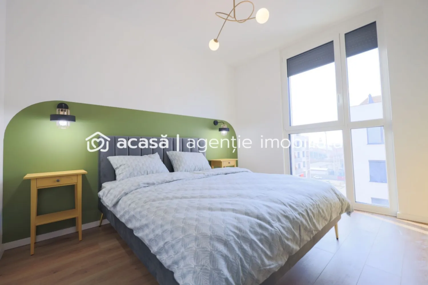 Apartament ARED Premium 2 Camere - Mobilat & Utilat - COMISION 0% - O oportunitate unică de a locui într-un apartament modern, situat în exclusivistul Complex ARED, un ansamblu securizat, cu facilități premium și un stil de viață modern, la prețuri direct de la dezvoltator.

Cu o suprafață total utilă de 60 mp, acest apartament spațios, situat la etajul 5 din 6, este complet mobilat și utilat conform pozelor. Finisajele de înaltă calitate și dotările inteligente, precum sistemul smarthome, videointerfonul, aerul condiționat și roletele electrice, îți oferă un confort absolut. În plus, dispune de încălzire în pardoseală cu ajutorul centralei termice, asigurând un ambient plăcut în orice sezon.

Locuind aici, vei avea acces la un parc privat de 1,6 ha, pistă de alergat, terenuri multisport și zone comerciale. Complexul este securizat 24/7, oferind liniște și siguranță. De asemenea, apartamentul include și un loc de parcare.

Apartamentele ARED se pot achiziționa și prin credit ipotecar și se pot achita chiar și în decursul unui an
*Pretul nu contine TVA!

Nu dispui de toată suma? Te ajutăm noi gratuit! Îți obținem oferte de la 16 bănci
Ai o proprietate de vânzare în Arad și vrei să știi cât valorează cu adevărat?
Sună-mă pentru o evaluare GRATUITĂ!

Nu rata această oportunitate! Contactează-mă pentru detalii și programează o vizionare la 0755 274 519 - Daniel Hord - Consultant ARED - Birou Centru.