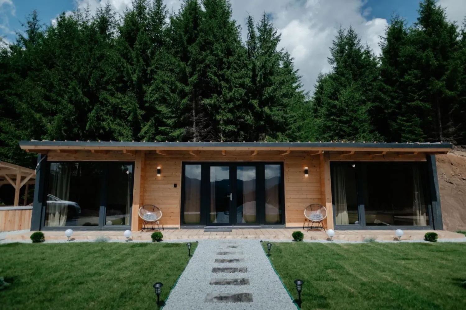 Cabana noua , situata la Colibita - Agentia Direkt Imobiliare propune spre vanzare cabana noua de vanzare, finisaje premium Rives/San Marco

Proprietate moderna, construita recent, suprafata aproximativ 100 mp, compartimentata astfel:
• 3 camere
• bucatarie cu living mare si luminos
• 1 baie, 1 camera tehnica

Detalii tehnice si dotari:
• Curent electric tras, contor montat
• Apa prin cadere de la rau
• Incalzire cu termosemineu pe peleti (Italia)
• Panouri structurale de 14 si 16 cm grosime
• Lemn de calitate superioara
• Paturi din larita
• Izolatie completa cu vata sticlata
• Iarba la rola montata in exterior
• Terasa amenajata
• Jacuzzi pe curent, consum redus
• Curte amenajata cu piatra sort 0.3–0.5 (cateva tone).
Carport , constructie din lemn . 

Teren aferent 650 mp .
Constructie solida, eficienta energetic, ideala pentru locuinta permanenta sau investiție