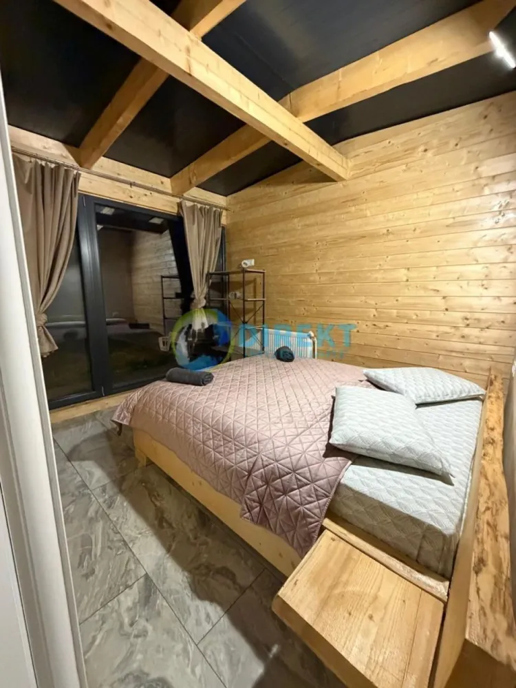 Cabana noua , situata la Colibita - Agentia Direkt Imobiliare propune spre vanzare cabana noua de vanzare, finisaje premium Rives/San Marco

Proprietate moderna, construita recent, suprafata aproximativ 100 mp, compartimentata astfel:
• 3 camere
• bucatarie cu living mare si luminos
• 1 baie, 1 camera tehnica

Detalii tehnice si dotari:
• Curent electric tras, contor montat
• Apa prin cadere de la rau
• Incalzire cu termosemineu pe peleti (Italia)
• Panouri structurale de 14 si 16 cm grosime
• Lemn de calitate superioara
• Paturi din larita
• Izolatie completa cu vata sticlata
• Iarba la rola montata in exterior
• Terasa amenajata
• Jacuzzi pe curent, consum redus
• Curte amenajata cu piatra sort 0.3–0.5 (cateva tone).
Carport , constructie din lemn . 

Teren aferent 650 mp .
Constructie solida, eficienta energetic, ideala pentru locuinta permanenta sau investiție