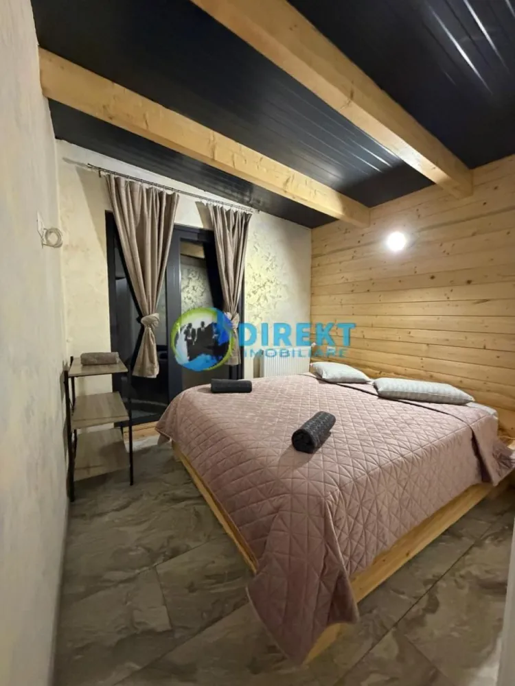 Cabana noua , situata la Colibita - Agentia Direkt Imobiliare propune spre vanzare cabana noua de vanzare, finisaje premium Rives/San Marco

Proprietate moderna, construita recent, suprafata aproximativ 100 mp, compartimentata astfel:
• 3 camere
• bucatarie cu living mare si luminos
• 1 baie, 1 camera tehnica

Detalii tehnice si dotari:
• Curent electric tras, contor montat
• Apa prin cadere de la rau
• Incalzire cu termosemineu pe peleti (Italia)
• Panouri structurale de 14 si 16 cm grosime
• Lemn de calitate superioara
• Paturi din larita
• Izolatie completa cu vata sticlata
• Iarba la rola montata in exterior
• Terasa amenajata
• Jacuzzi pe curent, consum redus
• Curte amenajata cu piatra sort 0.3–0.5 (cateva tone).
Carport , constructie din lemn . 

Teren aferent 650 mp .
Constructie solida, eficienta energetic, ideala pentru locuinta permanenta sau investiție