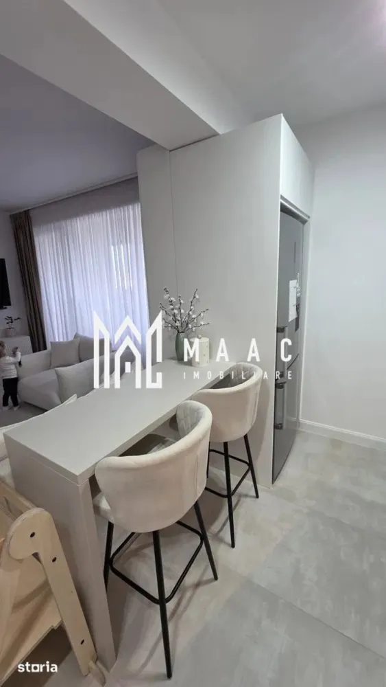 Apartament 3 camere | 77 MPU | Etaj 3 | Parcare | Evolution - MAAC Imobiliare vă prezintă un apartament modern cu 3 camere, amenajat cu bun gust și materiale de calitate, situat într-un imobil nou. Locuința se vinde complet mobilată și utilată, fiind pregătită pentru mutare imediată, fără investiții suplimentare.

Compartimentare:
Living cu bucătărie open space, aproximativ 26.5 mp
2 dormitoare luminoase, de aproximativ 14.5 mp fiecare
2 băi, dintre care una cu duș walk-in și una cu cadă elegant amenajată
Hol 
Debara pentru depozitare
Balcon mic destinat depozitării
Balcon mare, închis cu sticlă.

Dotări și finisaje:
Mobilier realizat pe comandă
Bucătărie complet utilată, cu electrocasnice incluse
Încălzire în pardoseală și sistem modern de încălzire
Iluminat ambiental
Spații de depozitare

Avantaje:
Compartimentare practică, fără spații pierdute
Balcon închis, utilizabil pe tot parcursul anului
Loc de parcare exterior inclus.
Apartamentul este ideal atât pentru locuit, cât și pentru investiție.

Pentru mai multe detalii precizati telefonic ca ati vazut anuntul cu ID: CP3072213