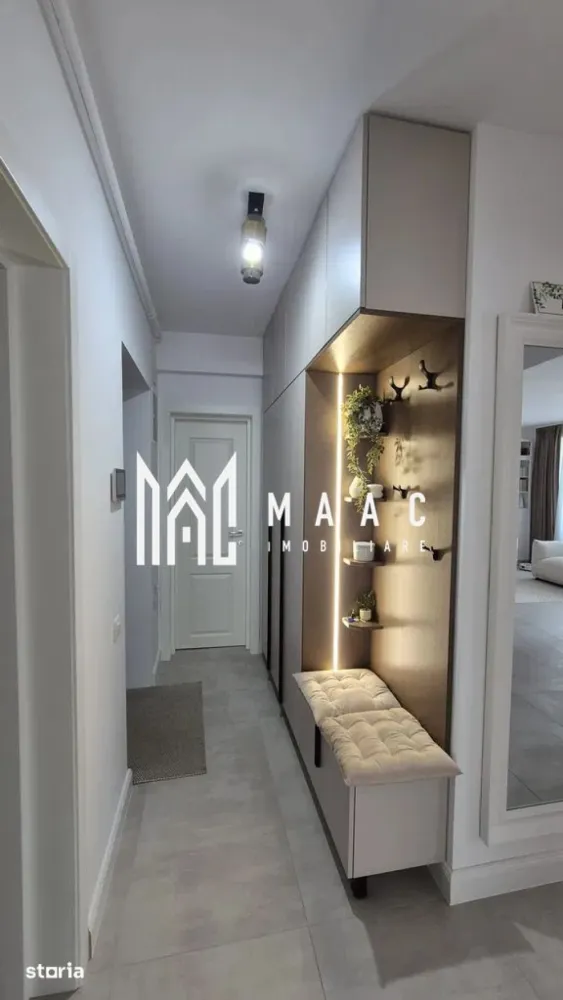 Apartament 3 camere | 77 MPU | Etaj 3 | Parcare | Evolution - MAAC Imobiliare vă prezintă un apartament modern cu 3 camere, amenajat cu bun gust și materiale de calitate, situat într-un imobil nou. Locuința se vinde complet mobilată și utilată, fiind pregătită pentru mutare imediată, fără investiții suplimentare.

Compartimentare:
Living cu bucătărie open space, aproximativ 26.5 mp
2 dormitoare luminoase, de aproximativ 14.5 mp fiecare
2 băi, dintre care una cu duș walk-in și una cu cadă elegant amenajată
Hol 
Debara pentru depozitare
Balcon mic destinat depozitării
Balcon mare, închis cu sticlă.

Dotări și finisaje:
Mobilier realizat pe comandă
Bucătărie complet utilată, cu electrocasnice incluse
Încălzire în pardoseală și sistem modern de încălzire
Iluminat ambiental
Spații de depozitare

Avantaje:
Compartimentare practică, fără spații pierdute
Balcon închis, utilizabil pe tot parcursul anului
Loc de parcare exterior inclus.
Apartamentul este ideal atât pentru locuit, cât și pentru investiție.

Pentru mai multe detalii precizati telefonic ca ati vazut anuntul cu ID: CP3072213