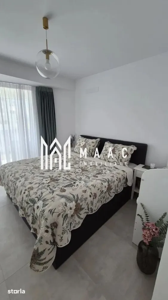 Apartament 3 camere | 77 MPU | Etaj 3 | Parcare | Evolution - MAAC Imobiliare vă prezintă un apartament modern cu 3 camere, amenajat cu bun gust și materiale de calitate, situat într-un imobil nou. Locuința se vinde complet mobilată și utilată, fiind pregătită pentru mutare imediată, fără investiții suplimentare.

Compartimentare:
Living cu bucătărie open space, aproximativ 26.5 mp
2 dormitoare luminoase, de aproximativ 14.5 mp fiecare
2 băi, dintre care una cu duș walk-in și una cu cadă elegant amenajată
Hol 
Debara pentru depozitare
Balcon mic destinat depozitării
Balcon mare, închis cu sticlă.

Dotări și finisaje:
Mobilier realizat pe comandă
Bucătărie complet utilată, cu electrocasnice incluse
Încălzire în pardoseală și sistem modern de încălzire
Iluminat ambiental
Spații de depozitare

Avantaje:
Compartimentare practică, fără spații pierdute
Balcon închis, utilizabil pe tot parcursul anului
Loc de parcare exterior inclus.
Apartamentul este ideal atât pentru locuit, cât și pentru investiție.

Pentru mai multe detalii precizati telefonic ca ati vazut anuntul cu ID: CP3072213