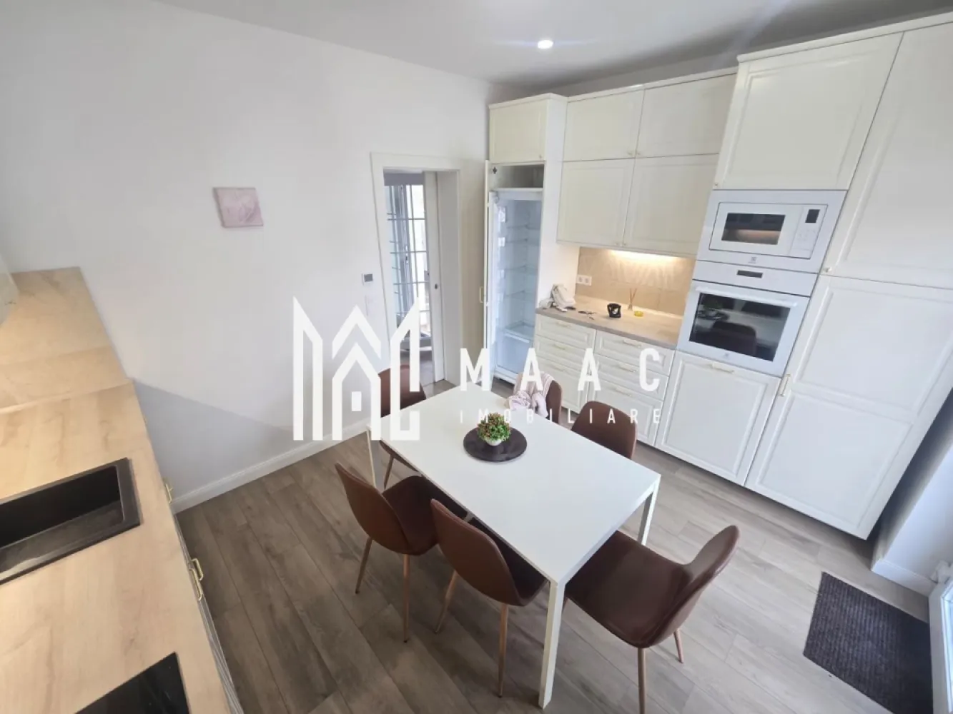 Casa moderna 4 camere 500 teren zona Terezian - Agentia imobiliara Maac va propune spre inchiriere casa moderna cu 4 camere situata in zona Terezian. 

Casa este individuala si se inchiriaza mobilată și utilată, pregătită pentru mutare imediată. Locuința are regim D+P+M și este compartimentată eficient: , hol la intrare , living luminos, bucătărie separată cu acces la terasă, 3 dormitoare, 2 băi, balcon, pivniță spațioasă și cameră tehnică.

Proprietatea dispune de teren de 500 mp, cu grădină amenajată, pomi fructiferi, zonă verde pentru relaxare, garaj și carport. Imobilul este are încălzire în pardoseală cu termostate inteligente, pompă de căldură, centrală pe gaz, panouri solare și sistem fotovoltaic de 6 kW.

Printre dotări se numără: tâmplărie PVC Salamander, rulouri exterioare, videointerfon, sistem de supraveghere video, poartă automatizată și sistem de purificare a aerului cu recuperare de căldură Prana. Electrocasnicele sunt moderne și încă în garanție. O locuință elegantă și practică, ideală pentru o familie care își dorește confort, liniște și costuri reduse de întreținere.

Pentru mai multe detalii va rog specificati CP3076951 la telefon .