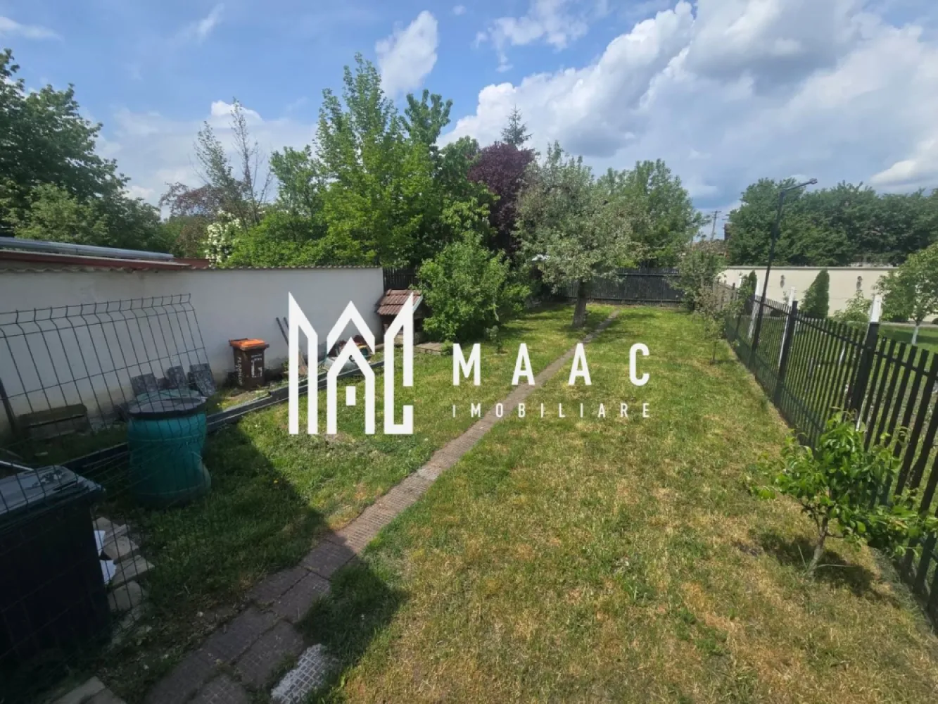 Casa moderna 4 camere 500 teren zona Terezian - Agentia imobiliara Maac va propune spre inchiriere casa moderna cu 4 camere situata in zona Terezian. 

Casa este individuala si se inchiriaza mobilată și utilată, pregătită pentru mutare imediată. Locuința are regim D+P+M și este compartimentată eficient: , hol la intrare , living luminos, bucătărie separată cu acces la terasă, 3 dormitoare, 2 băi, balcon, pivniță spațioasă și cameră tehnică.

Proprietatea dispune de teren de 500 mp, cu grădină amenajată, pomi fructiferi, zonă verde pentru relaxare, garaj și carport. Imobilul este are încălzire în pardoseală cu termostate inteligente, pompă de căldură, centrală pe gaz, panouri solare și sistem fotovoltaic de 6 kW.

Printre dotări se numără: tâmplărie PVC Salamander, rulouri exterioare, videointerfon, sistem de supraveghere video, poartă automatizată și sistem de purificare a aerului cu recuperare de căldură Prana. Electrocasnicele sunt moderne și încă în garanție. O locuință elegantă și practică, ideală pentru o familie care își dorește confort, liniște și costuri reduse de întreținere.

Pentru mai multe detalii va rog specificati CP3076951 la telefon .