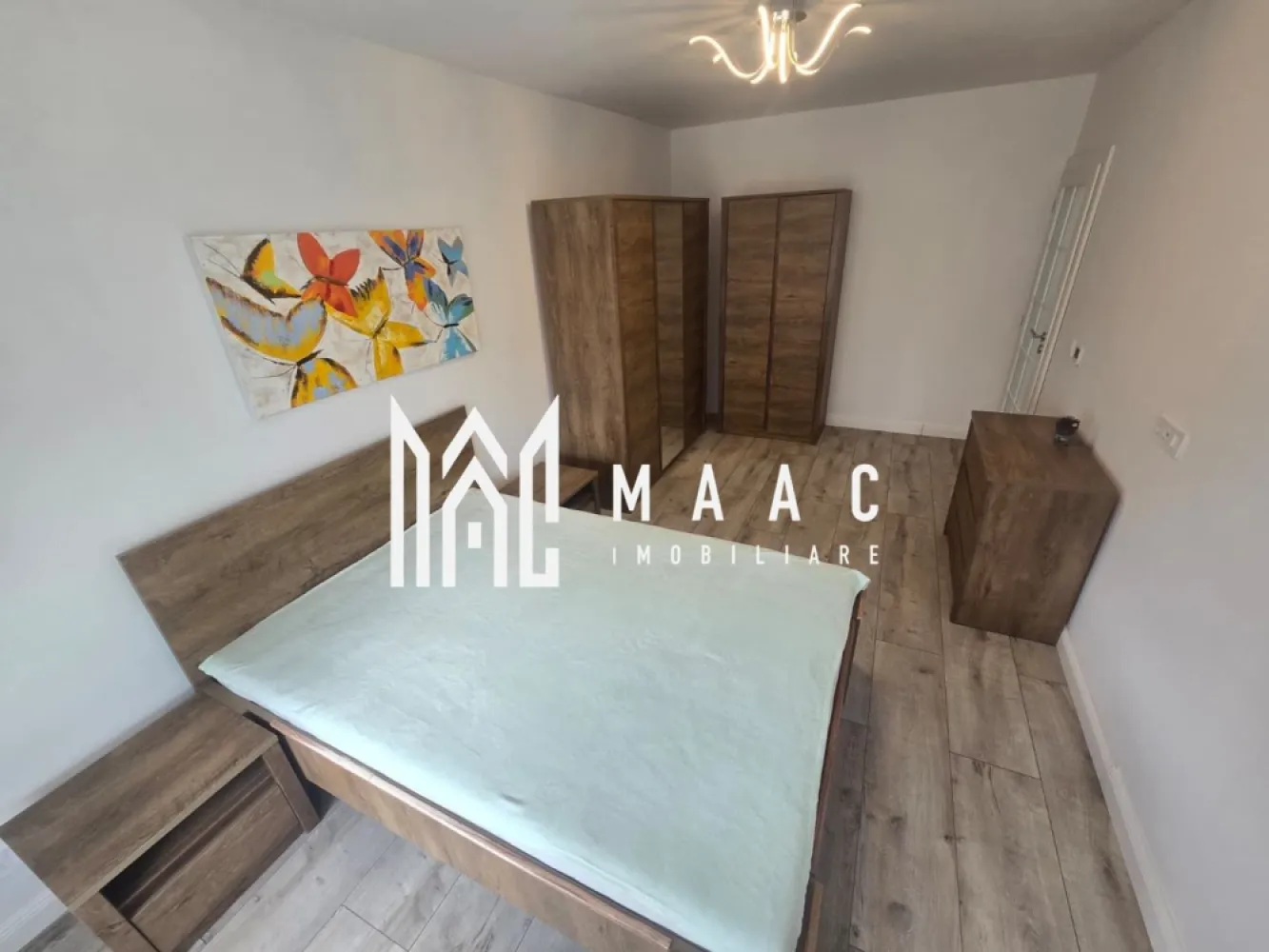 Casa moderna 4 camere 500 teren zona Terezian - Agentia imobiliara Maac va propune spre inchiriere casa moderna cu 4 camere situata in zona Terezian. 

Casa este individuala si se inchiriaza mobilată și utilată, pregătită pentru mutare imediată. Locuința are regim D+P+M și este compartimentată eficient: , hol la intrare , living luminos, bucătărie separată cu acces la terasă, 3 dormitoare, 2 băi, balcon, pivniță spațioasă și cameră tehnică.

Proprietatea dispune de teren de 500 mp, cu grădină amenajată, pomi fructiferi, zonă verde pentru relaxare, garaj și carport. Imobilul este are încălzire în pardoseală cu termostate inteligente, pompă de căldură, centrală pe gaz, panouri solare și sistem fotovoltaic de 6 kW.

Printre dotări se numără: tâmplărie PVC Salamander, rulouri exterioare, videointerfon, sistem de supraveghere video, poartă automatizată și sistem de purificare a aerului cu recuperare de căldură Prana. Electrocasnicele sunt moderne și încă în garanție. O locuință elegantă și practică, ideală pentru o familie care își dorește confort, liniște și costuri reduse de întreținere.

Pentru mai multe detalii va rog specificati CP3076951 la telefon .