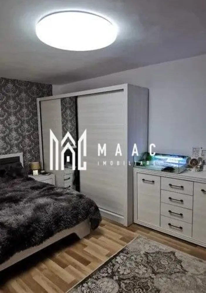 Apartament 3 camere | 2 Balcoane | 51 MPU | Cisnadie - MAAC Imobiliare vă prezintă un apartament spațios cu 3 camere decomandate, situat la etajul 2 din 4, în Cisnădie, într-o zonă liniștită și apreciată, aproape de Penny și complexul Zacharia, cu acces rapid către Sibiu.

Compartimentare:
Living spațios
2 dormitoare
Bucătărie separată
Baie
Hol 
2 balcoane, dintre care unul închis.

Dotări și beneficii:
Apartament decomandat
Centrală termică proprie
Geamuri termopan
Bloc izolat termic
Loc de parcare în fața blocului
Se vinde complet mobilat și utilat, exact ca în poze
Tot mobilierul și electrocasnicele sunt noi și beneficiază de garanție.

Avantaje locație:
Zonă liniștită și bine conectată
Aproape de magazine, farmacii, școli și mijloace de transport

Pentru mai multe informații, specificați ca ați văzut anunțul cu ID: CP3078797