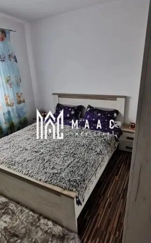 Apartament 3 camere | 2 Balcoane | 51 MPU | Cisnadie - MAAC Imobiliare vă prezintă un apartament spațios cu 3 camere decomandate, situat la etajul 2 din 4, în Cisnădie, într-o zonă liniștită și apreciată, aproape de Penny și complexul Zacharia, cu acces rapid către Sibiu.

Compartimentare:
Living spațios
2 dormitoare
Bucătărie separată
Baie
Hol 
2 balcoane, dintre care unul închis.

Dotări și beneficii:
Apartament decomandat
Centrală termică proprie
Geamuri termopan
Bloc izolat termic
Loc de parcare în fața blocului
Se vinde complet mobilat și utilat, exact ca în poze
Tot mobilierul și electrocasnicele sunt noi și beneficiază de garanție.

Avantaje locație:
Zonă liniștită și bine conectată
Aproape de magazine, farmacii, școli și mijloace de transport

Pentru mai multe informații, specificați ca ați văzut anunțul cu ID: CP3078797