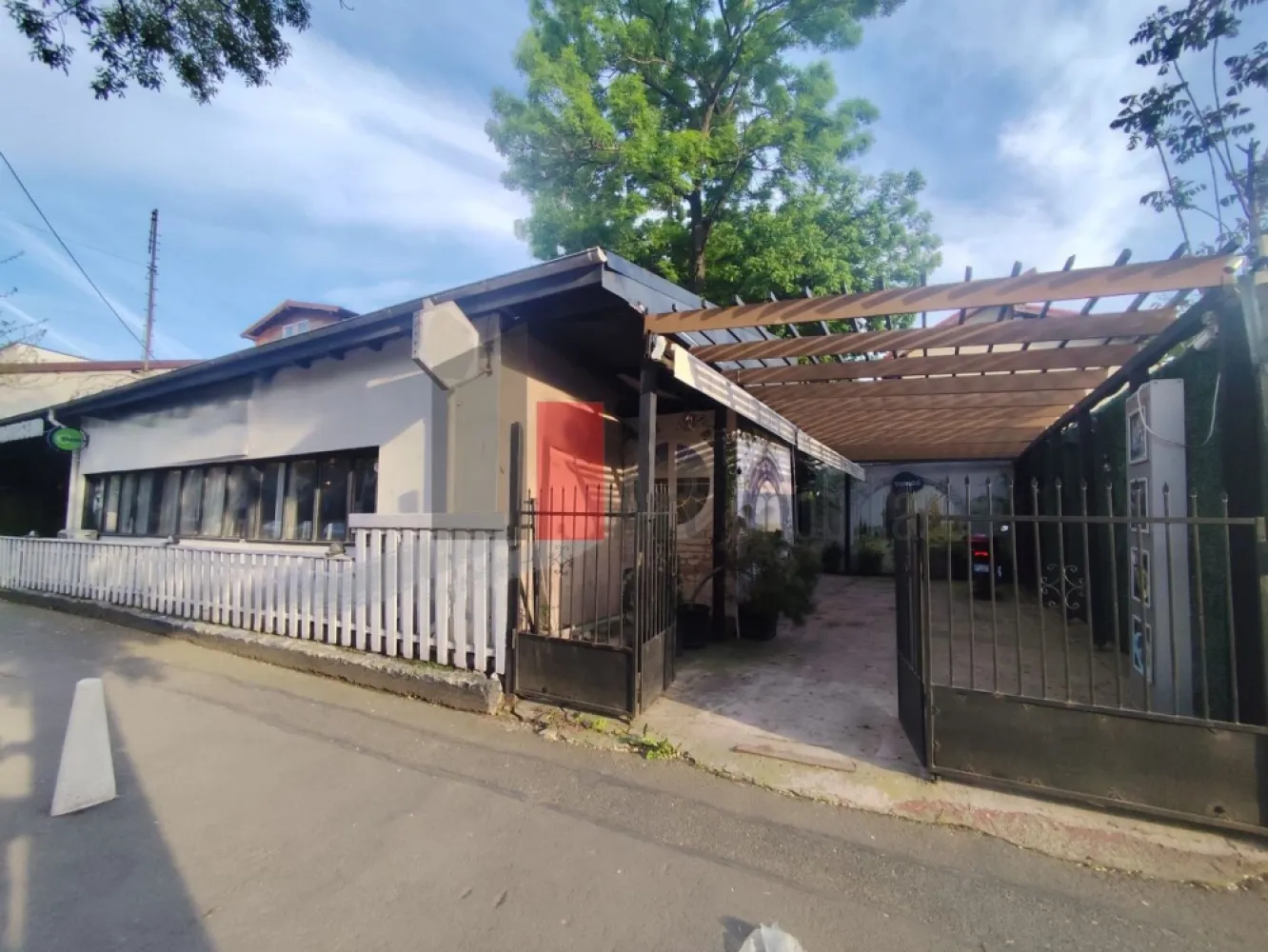 Spatiu comercial de inchiriat in zona Berceceni (Bulevard) - RESTAURANT COMPLET ECHIPAT DE ÎNCHIRIAT – BERCENI

Se oferă spre închiriere spațiu tip restaurant, complet utilat și pregătit pentru funcționare, situat într-o zonă foarte bună din Berceni, cu acces facil și vizibilitate.

Suprafețe:

Aproximativ 310 mp utili (la care se adaugă spațiile auxiliare)
Teren total: 500 mp (aprox. 90% construit)
Terasă semi-închisă: ~100 mp utili
Salon (include și zona de bar): 139 mp
Cameră de joacă pentru copii: 34 mp
Grupuri sanitare: 11 mp + suplimentare pe terasă

Compartimentare și dotări:
Zona de servire este amplă și bine organizată, potrivită atât pentru clienți individuali, cât și pentru evenimente. Salonul dispune de:

Bar
Aproximativ 40 scaune și 10 mese (3 extensibile)
Televizoare, sistem audio surround, sistem de casă
Ventiloconvectoare pentru climatizare
Sistem de alarmă

Cameră de joacă pentru copii – avantaj important pentru un concept orientat către familii.

Terasă semi-acoperită (~100 mp):

Răcire adiabatică și ventilatoare cu apă pentru sezonul cald
4 radiatoare profesionale suspendate pentru sezonul rece
Sistem audio
Ladă frigorifică
2 grupuri sanitare

Bucătărie profesională complet echipată:

2 aragaze + plită cu rocă vulcanică
3 friteuze
3 mese reci + 3 frigidere
Cuptor pizza electric (2 cuve)
Cuptor + convectomat
Feliator, mese de lucru, lavoare, chiuvetă bucătar
2 boilere electrice de 100L (cu posibilitate montare centrală)

Acces și facilități:

Acces facil pentru clienți și aprovizionare
Intrare suplimentară în partea din spate
Posibilitate amenajare parcare
1–2 locuri de parcare existente
Acces pentru persoane cu dizabilități

Utilități:

Gaz
Apă curentă
Canalizare
Curent trifazic

Acte:
Documentație completă, spațiul este pretabil pentru autorizare.

Condiții:
Chirie avantajoasă raportată la dotări și suprafață + garanție.

Pentru detalii și programări vizionare: telefon sau WhatsApp.