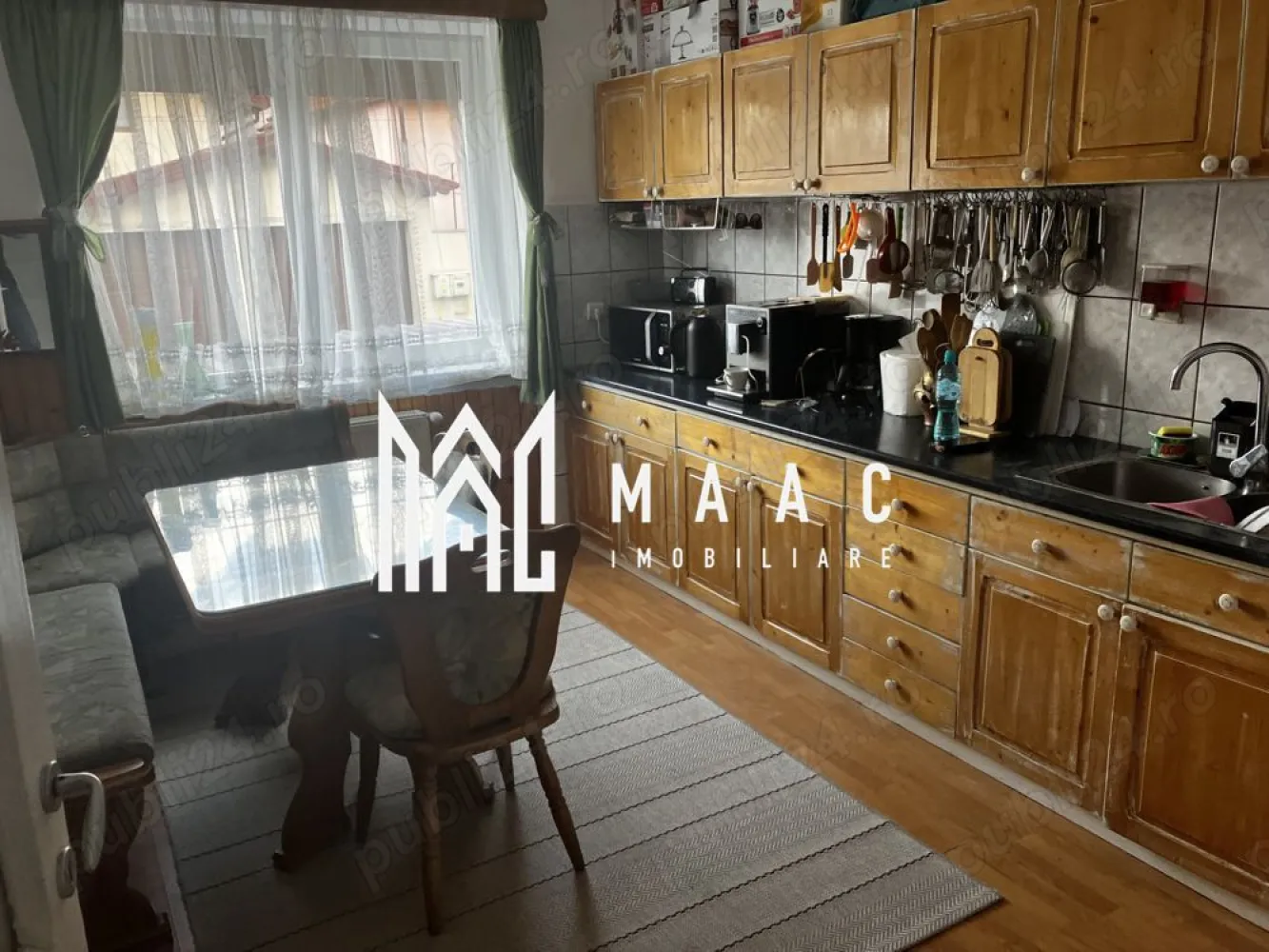 Casa 5 Camere I Curte I Pivnita I Calea Poplacii - Descoperiți această casă duplex cu 5 camere, perfect poziționată în zona liniștită a Căii Poplacii. Cu finisaje moderne și spații generoase, această proprietate este gata să devină noul cămin al unei familii sau o investiție profitabilă. Caracteristici principale: Casa duplex - Stare: Finalizată, finisată modern - Suprafață utilă: 200.0 mp - An construcție: 1980 - Dotări: Aeroterme, aragaz, cabină de duș, cadă, dressing, frigider, hotă, mașină de spălat rufe și vase, TV - Amenajare străzi: Asfaltate, iluminat stradal - Utilități: Apă, canalizare, curent, gaz, internet, telefon - Dotări imobil: Sistem încălzire cu calorifere și centrală proprie, ușă intrare metal, izolație exterioară. Parțial mobilată Distribuție spații: -Demisol: pivnita reamenazata ca si atelier - Parter: Living, bucătărie, grup sanitar, spațiu de depozitare - Etaj:2 dormitoare, baie - Mansardă: Living, bucătărie openspace, dormitor, baie Grădină proprie, curte, pivniță reamenajată Zonă liniștită, acces rapid la centre comerciale și de învățământ. Pentru mai multe detalii precizati telefonic ca ati vazut anuntul cu ID: CP2024803 }}