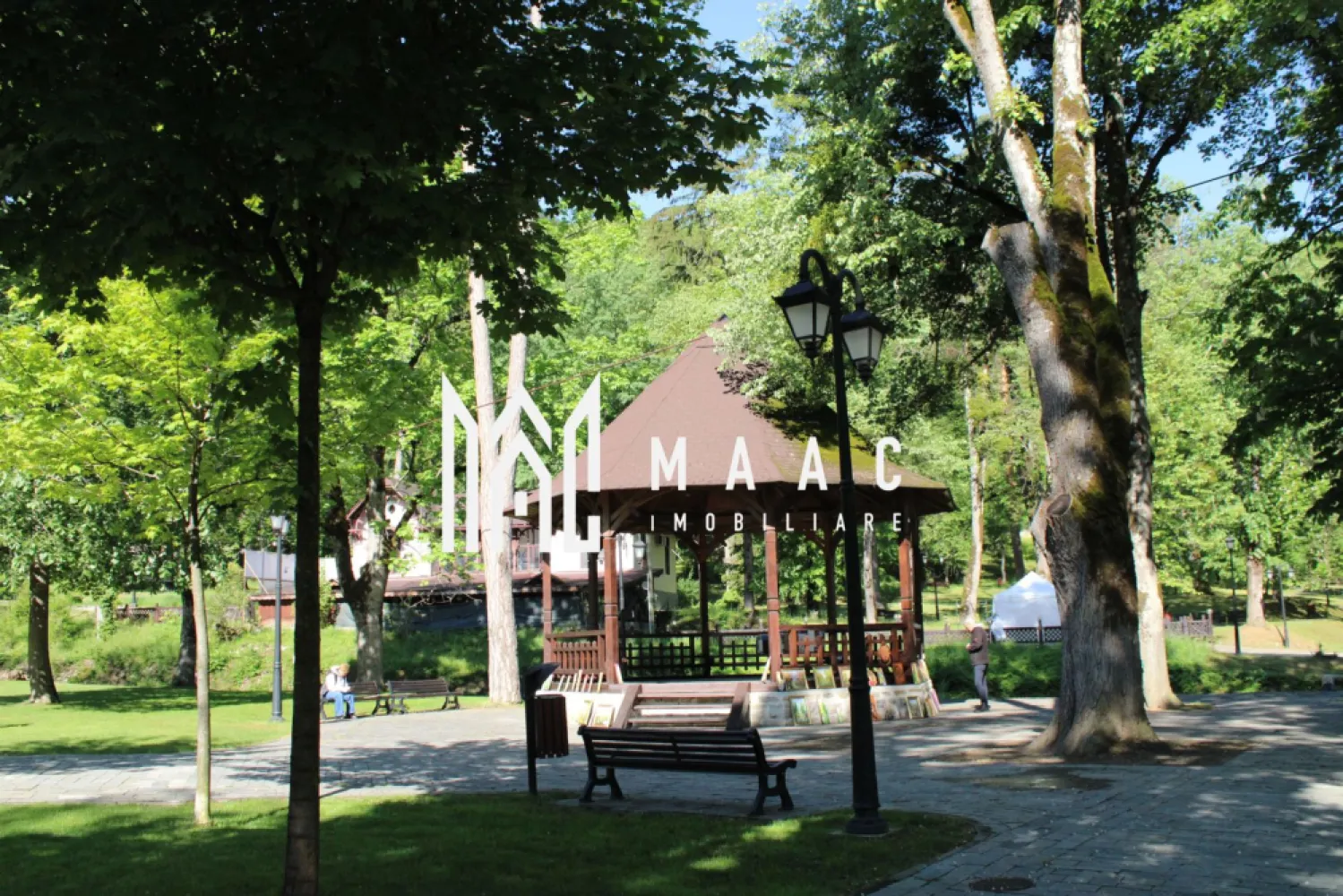 Investitie I Restaurant I Parc Izvor Caciulata - MAAC Imobiliare oferă spre vânzare o clădire veche care a funcționat ca restaurant, care necesită renovare.
Terenul este concesionat pe 49 de ani începând cu 2007 și se poate prelungi concesiunea cu jumătate din perioadă, dar se poate opta oricând și pentru cumpărarea lui conform legii. Mobilul deține autorizație de construire pentru modernizare emisă de Primăria Călimănești.
Accesul se face privat, printr-o barieră situată pe Calea lui Traian, iar proprietatea beneficiază de 10 locuri de parcare private. Situată în Parcul Central din Căciulața, lângă intrarea în clădirile Izvoarelor 1 și 2, proprietatea se află pe malul pârâului Caciulata, la confluența cu râul Olt. Această locație se află într-o zonă balneară foarte apreciată, fiind un adevărat magnet pentru turiști și reprezentând o oportunitate de investiție pe termen lung.
Pentru mai multe detalii precizati telefonic ca ati vazut anuntul cu ID CP3078234.