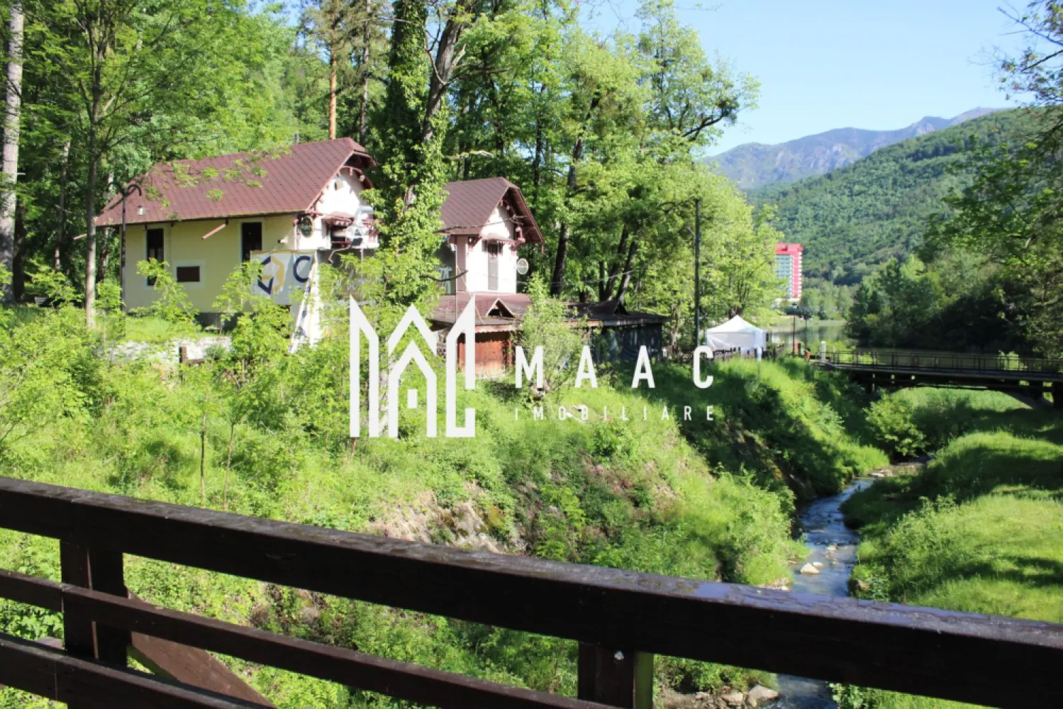 Investitie I Restaurant I Parc Izvor Caciulata - MAAC Imobiliare oferă spre vânzare o clădire veche care a funcționat ca restaurant, care necesită renovare.
Terenul este concesionat pe 49 de ani începând cu 2007 și se poate prelungi concesiunea cu jumătate din perioadă, dar se poate opta oricând și pentru cumpărarea lui conform legii. Mobilul deține autorizație de construire pentru modernizare emisă de Primăria Călimănești.
Accesul se face privat, printr-o barieră situată pe Calea lui Traian, iar proprietatea beneficiază de 10 locuri de parcare private. Situată în Parcul Central din Căciulața, lângă intrarea în clădirile Izvoarelor 1 și 2, proprietatea se află pe malul pârâului Caciulata, la confluența cu râul Olt. Această locație se află într-o zonă balneară foarte apreciată, fiind un adevărat magnet pentru turiști și reprezentând o oportunitate de investiție pe termen lung.
Pentru mai multe detalii precizati telefonic ca ati vazut anuntul cu ID CP3078234.