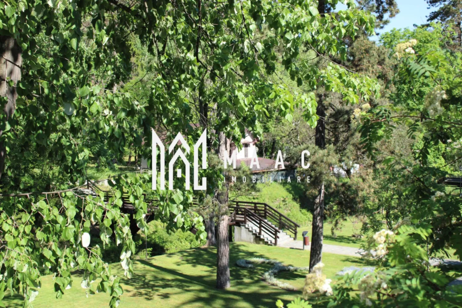 Investitie I Restaurant I Parc Izvor Caciulata - MAAC Imobiliare oferă spre vânzare o clădire veche care a funcționat ca restaurant, care necesită renovare.
Terenul este concesionat pe 49 de ani începând cu 2007 și se poate prelungi concesiunea cu jumătate din perioadă, dar se poate opta oricând și pentru cumpărarea lui conform legii. Mobilul deține autorizație de construire pentru modernizare emisă de Primăria Călimănești.
Accesul se face privat, printr-o barieră situată pe Calea lui Traian, iar proprietatea beneficiază de 10 locuri de parcare private. Situată în Parcul Central din Căciulața, lângă intrarea în clădirile Izvoarelor 1 și 2, proprietatea se află pe malul pârâului Caciulata, la confluența cu râul Olt. Această locație se află într-o zonă balneară foarte apreciată, fiind un adevărat magnet pentru turiști și reprezentând o oportunitate de investiție pe termen lung.
Pentru mai multe detalii precizati telefonic ca ati vazut anuntul cu ID CP3078234.