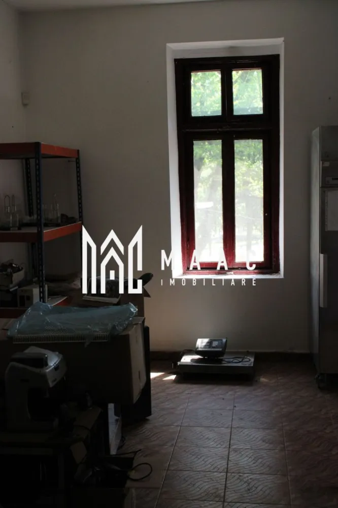 Investitie I Restaurant I Parc Izvor Caciulata - MAAC Imobiliare oferă spre vânzare o clădire veche care a funcționat ca restaurant, care necesită renovare.
Terenul este concesionat pe 49 de ani începând cu 2007 și se poate prelungi concesiunea cu jumătate din perioadă, dar se poate opta oricând și pentru cumpărarea lui conform legii. Mobilul deține autorizație de construire pentru modernizare emisă de Primăria Călimănești.
Accesul se face privat, printr-o barieră situată pe Calea lui Traian, iar proprietatea beneficiază de 10 locuri de parcare private. Situată în Parcul Central din Căciulața, lângă intrarea în clădirile Izvoarelor 1 și 2, proprietatea se află pe malul pârâului Caciulata, la confluența cu râul Olt. Această locație se află într-o zonă balneară foarte apreciată, fiind un adevărat magnet pentru turiști și reprezentând o oportunitate de investiție pe termen lung.
Pentru mai multe detalii precizati telefonic ca ati vazut anuntul cu ID CP3078234.