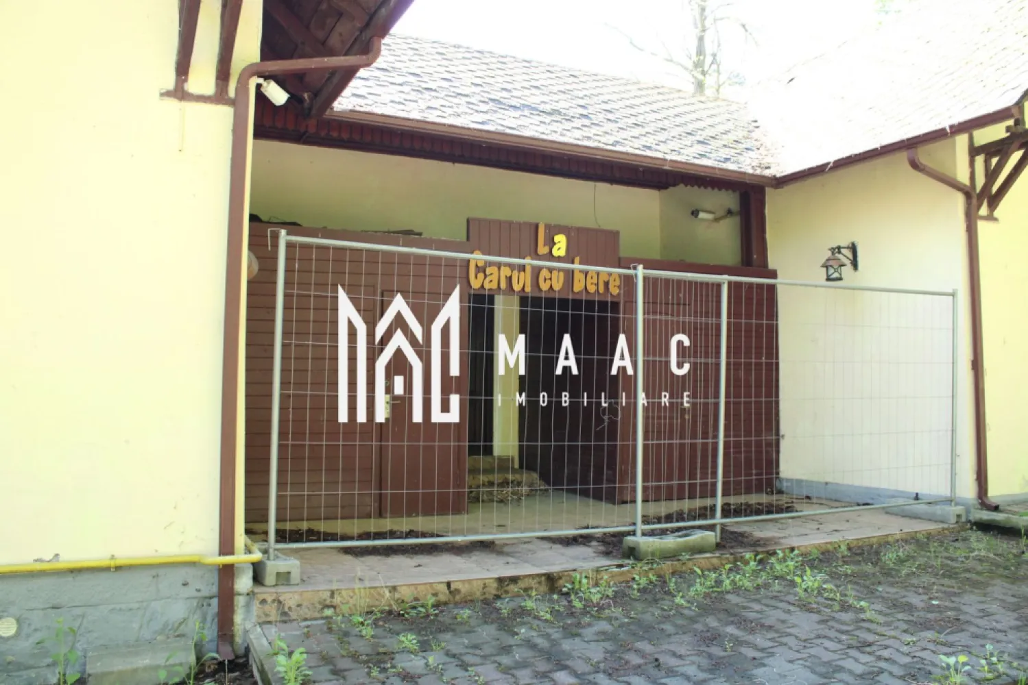 Investitie I Restaurant I Parc Izvor Caciulata - MAAC Imobiliare oferă spre vânzare o clădire veche care a funcționat ca restaurant, care necesită renovare.
Terenul este concesionat pe 49 de ani începând cu 2007 și se poate prelungi concesiunea cu jumătate din perioadă, dar se poate opta oricând și pentru cumpărarea lui conform legii. Mobilul deține autorizație de construire pentru modernizare emisă de Primăria Călimănești.
Accesul se face privat, printr-o barieră situată pe Calea lui Traian, iar proprietatea beneficiază de 10 locuri de parcare private. Situată în Parcul Central din Căciulața, lângă intrarea în clădirile Izvoarelor 1 și 2, proprietatea se află pe malul pârâului Caciulata, la confluența cu râul Olt. Această locație se află într-o zonă balneară foarte apreciată, fiind un adevărat magnet pentru turiști și reprezentând o oportunitate de investiție pe termen lung.
Pentru mai multe detalii precizati telefonic ca ati vazut anuntul cu ID CP3078234.