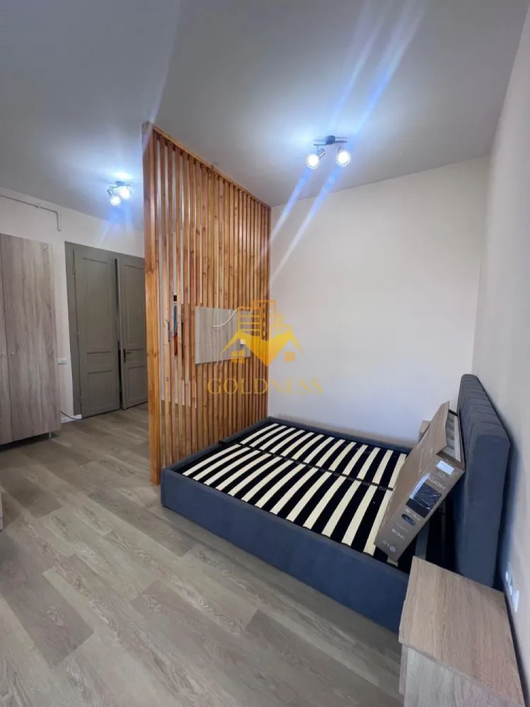 1 camera SemiCentral, Calea Turzii, Nicolae Titulescu, Avram Iancu - GOLDNESS Imobiliare vă propune spre închiriere un apartament cu 1 camere complet mobilat și utilat, la etajul 1 într-un imobil de 2 etaje, SemiCentral.
Dispune de loc de parcare în curtea comuna.
Se află în apropierea stațiilor de transport în comun, magazine, restaurante, spații verzi, farmacii, etc. 

Apartamentul este compartimentat astfel:
 - camera cu pat matrimonial, dressing, noptiere
 - bucătărie complet utilată și mobilată, loc de servit masa 
 - baie cu dus walkin, calorifer port prosop și dulap pentru depozitare.

Imobilul este dotat cu toate cele necesare- centrală proprie, frigider, aragaz, hotă, mașină de spălat haine, etc. 

Dacă sunteți interesați de acest apartament și doriți să îl vizionați, dar și pentru alte oferte nu ezitați să ne contactați telefonic sau prin e-mail. Vă stăm la dispoziție!
Pentru intermediere se percepe un comision de 50% din prețul chiriei!